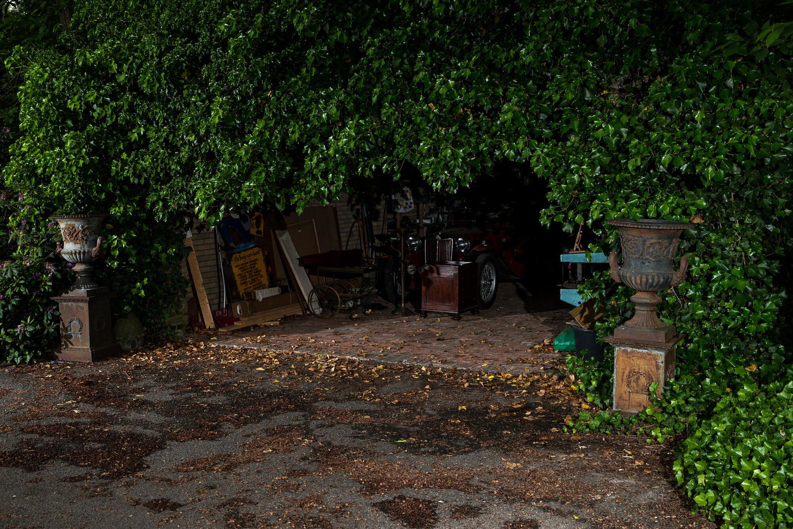 A pair of French cast iron garden vases on stands, 20th C. (1 of 4)