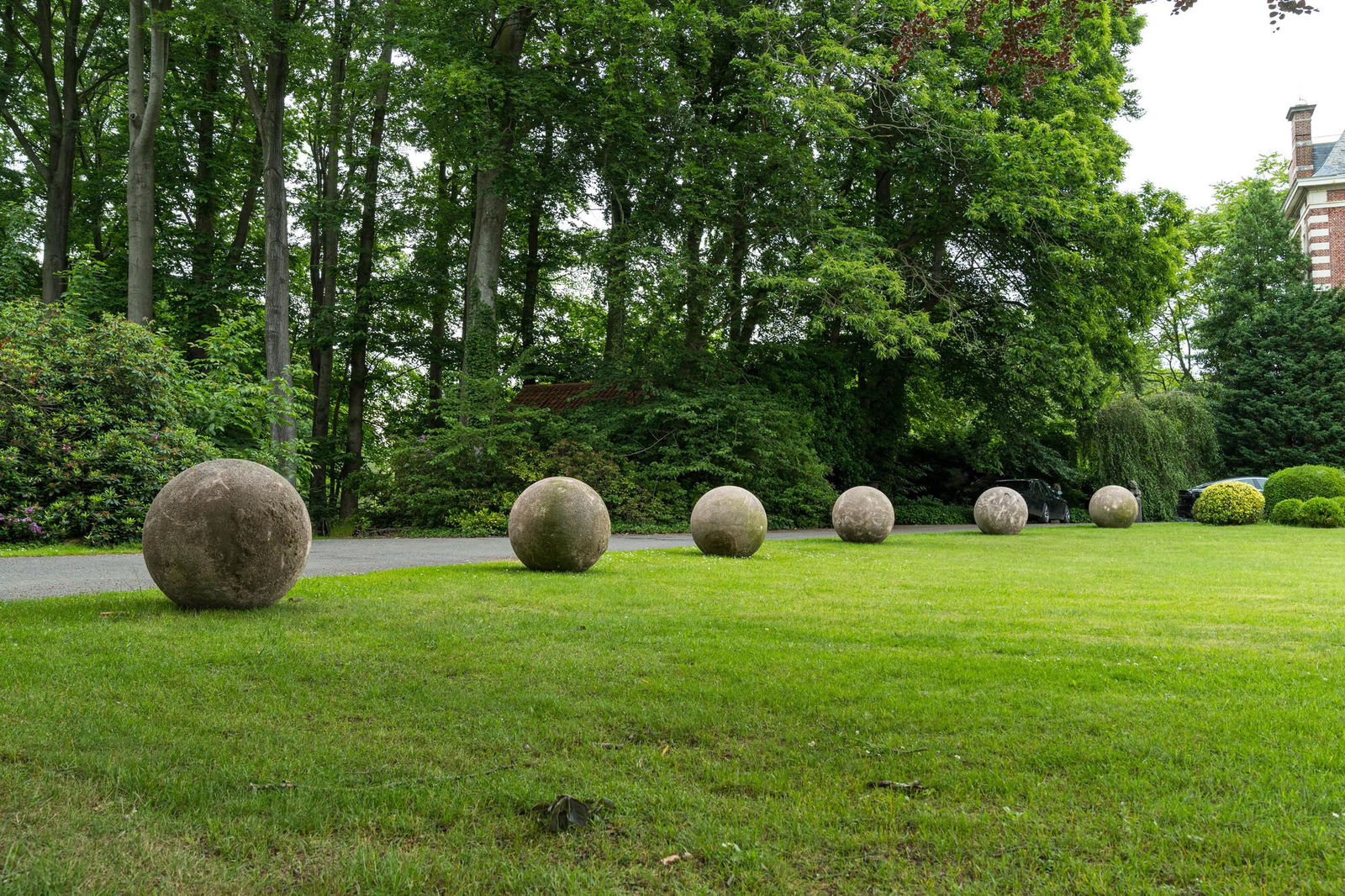A pair of impressive washed-out concrete garden balls, 20th C. (1 of 2)