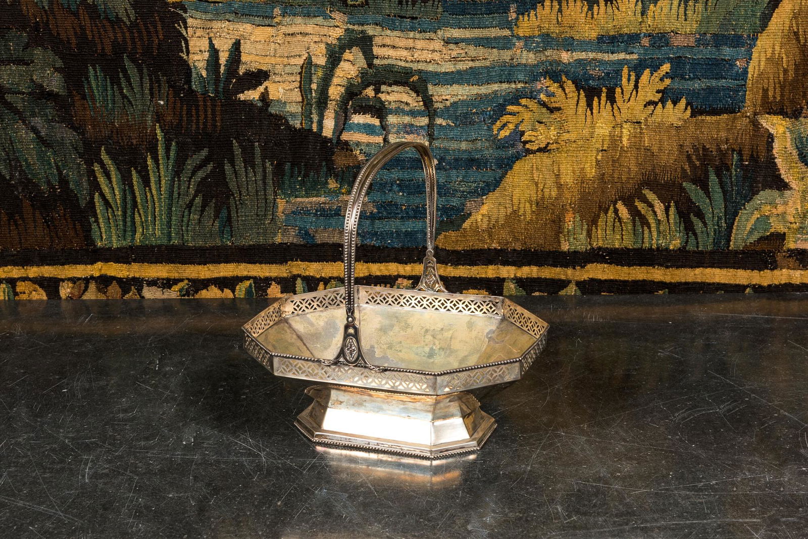 A German silver handled basket, 800/000, 20th C. (1 of 3)