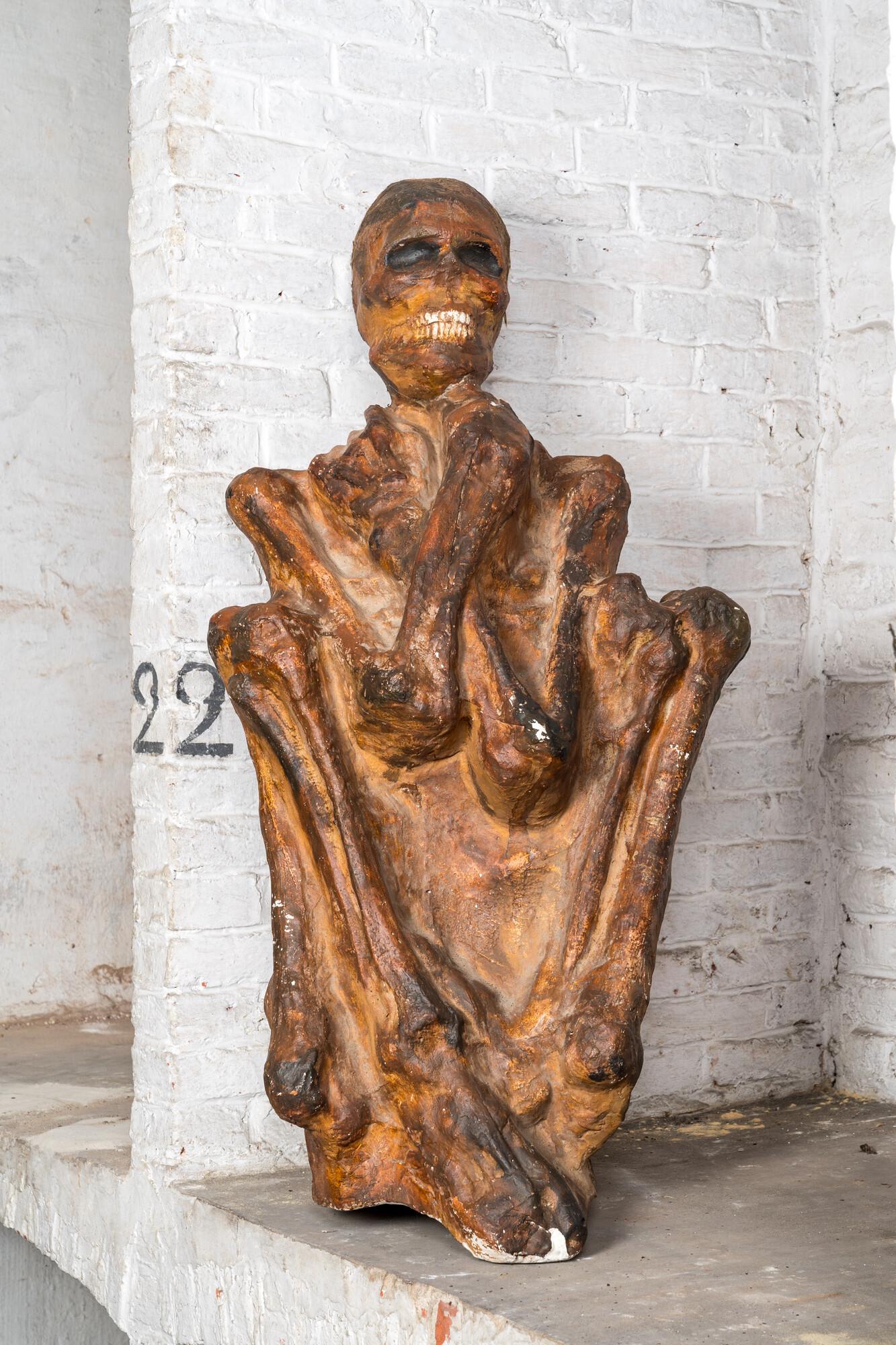 A large polychrome plaster sculpture of a mummy, 1st half 20th C. (1 of 5)