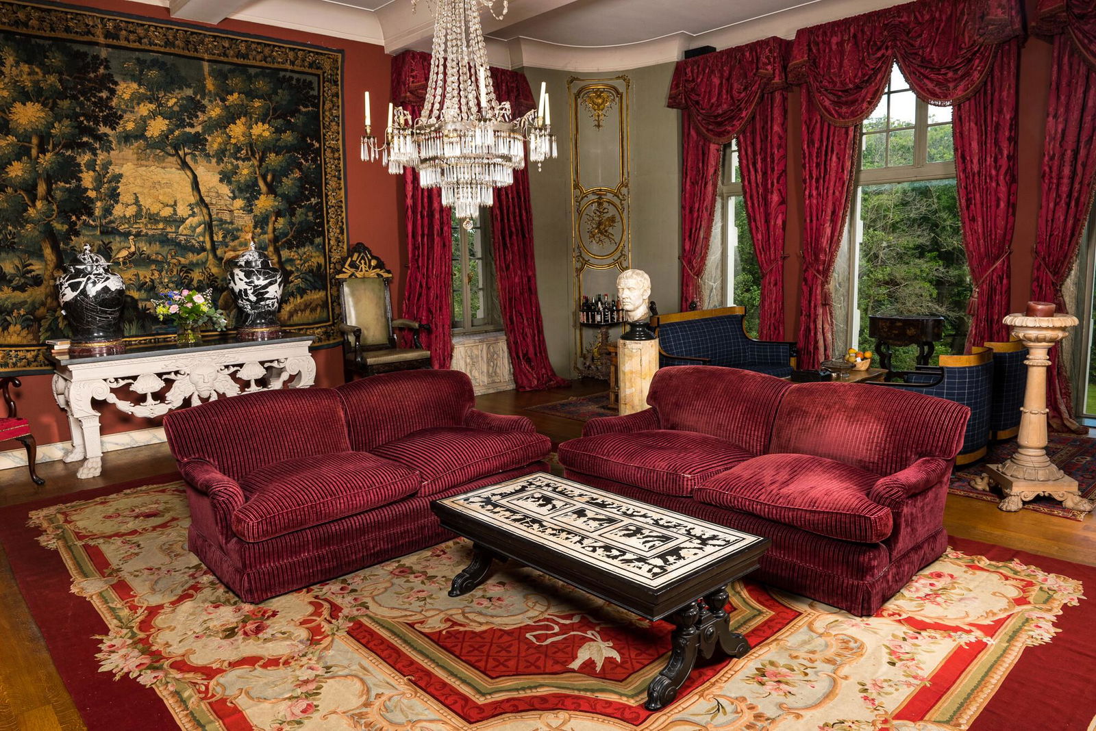 A pair of two-seaters with red velvet upholstery, 19/20th C. (1 of 7)