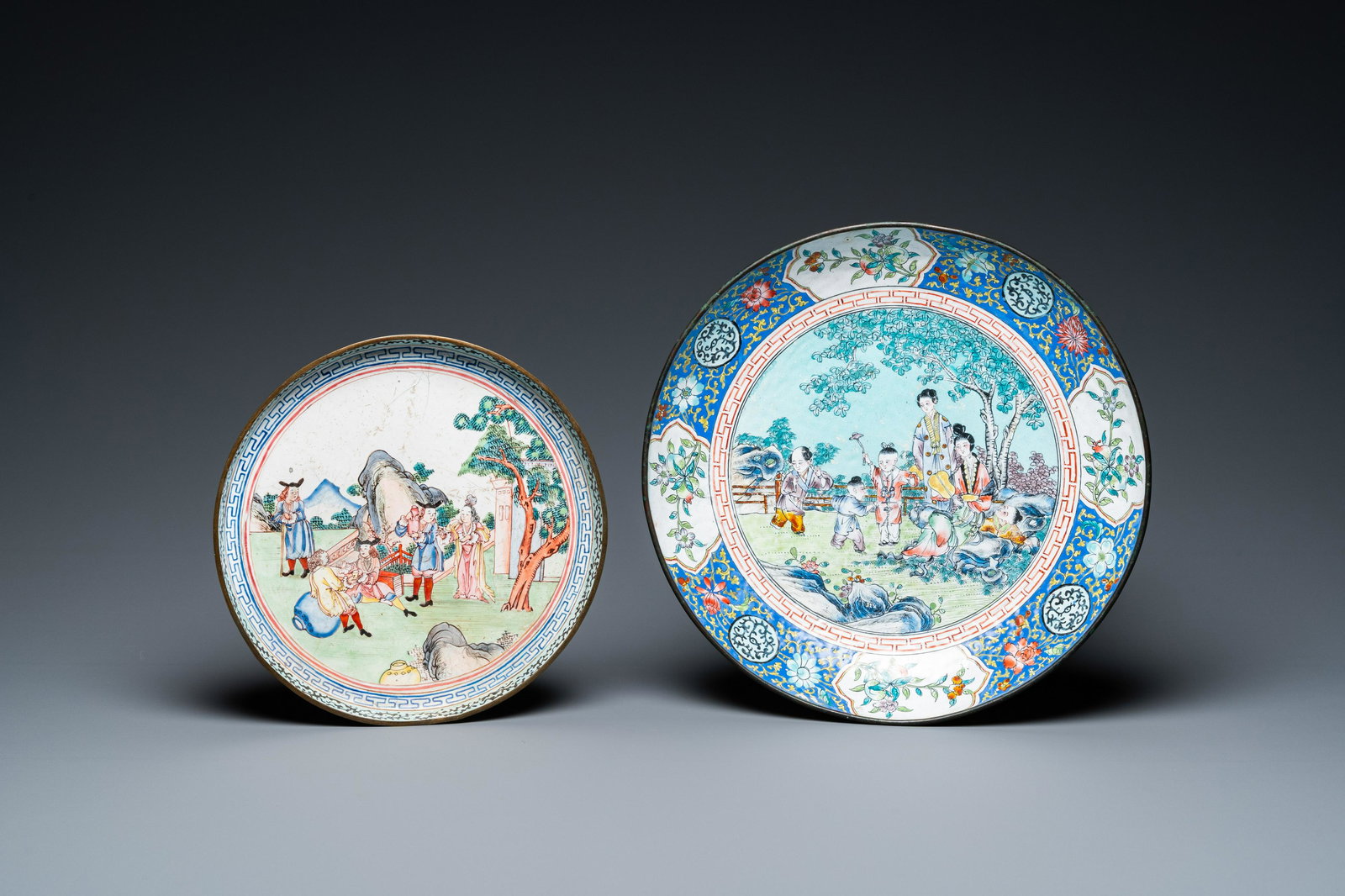A Chinese Canton enamel dish with a European tea scene and one with ladies and boys, 18/19th C. (1 of 20)