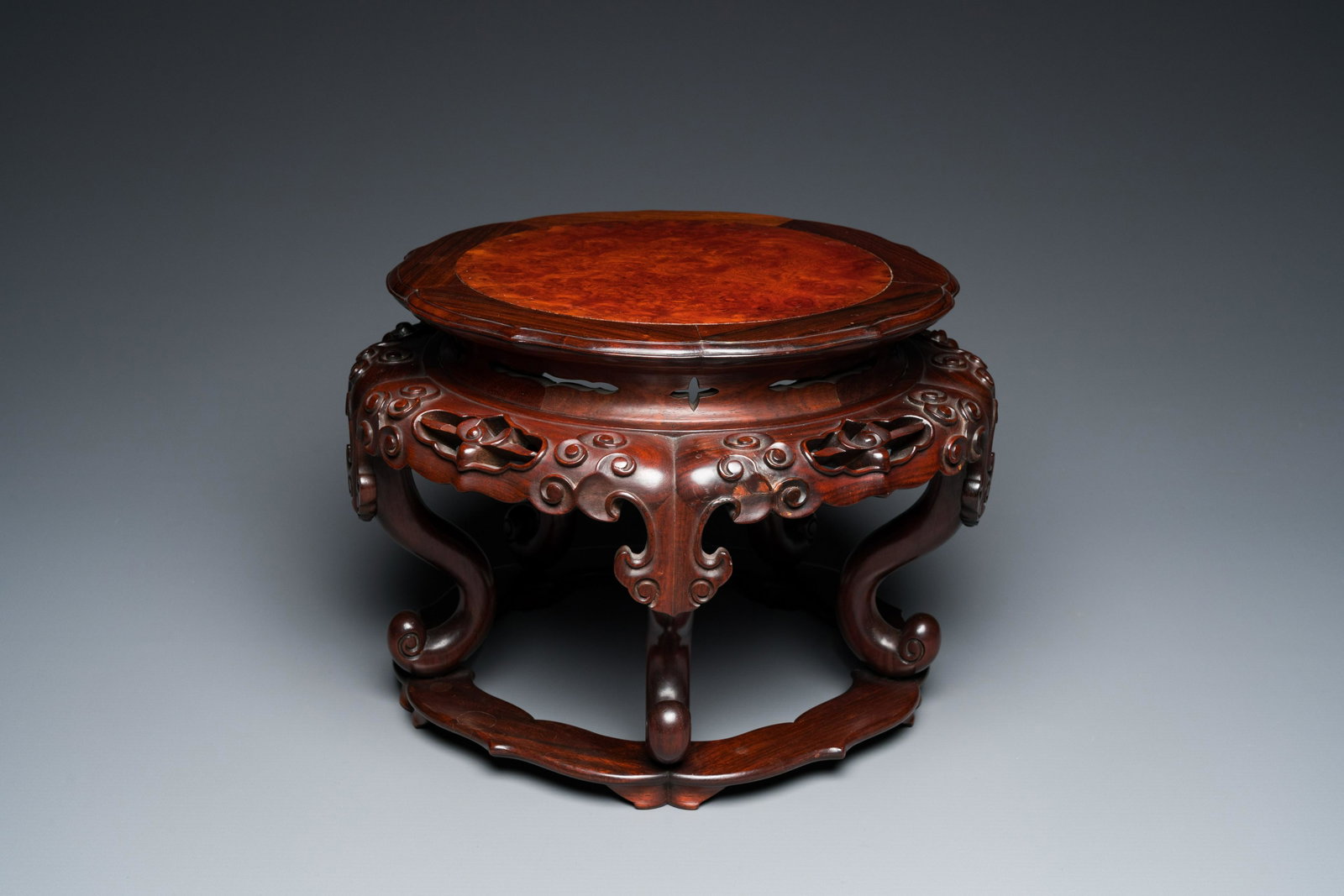 A Chinese burlwood-topped carved wooden stand, Republic: Dia.: 30,5 cm - H.: 21,5 cm