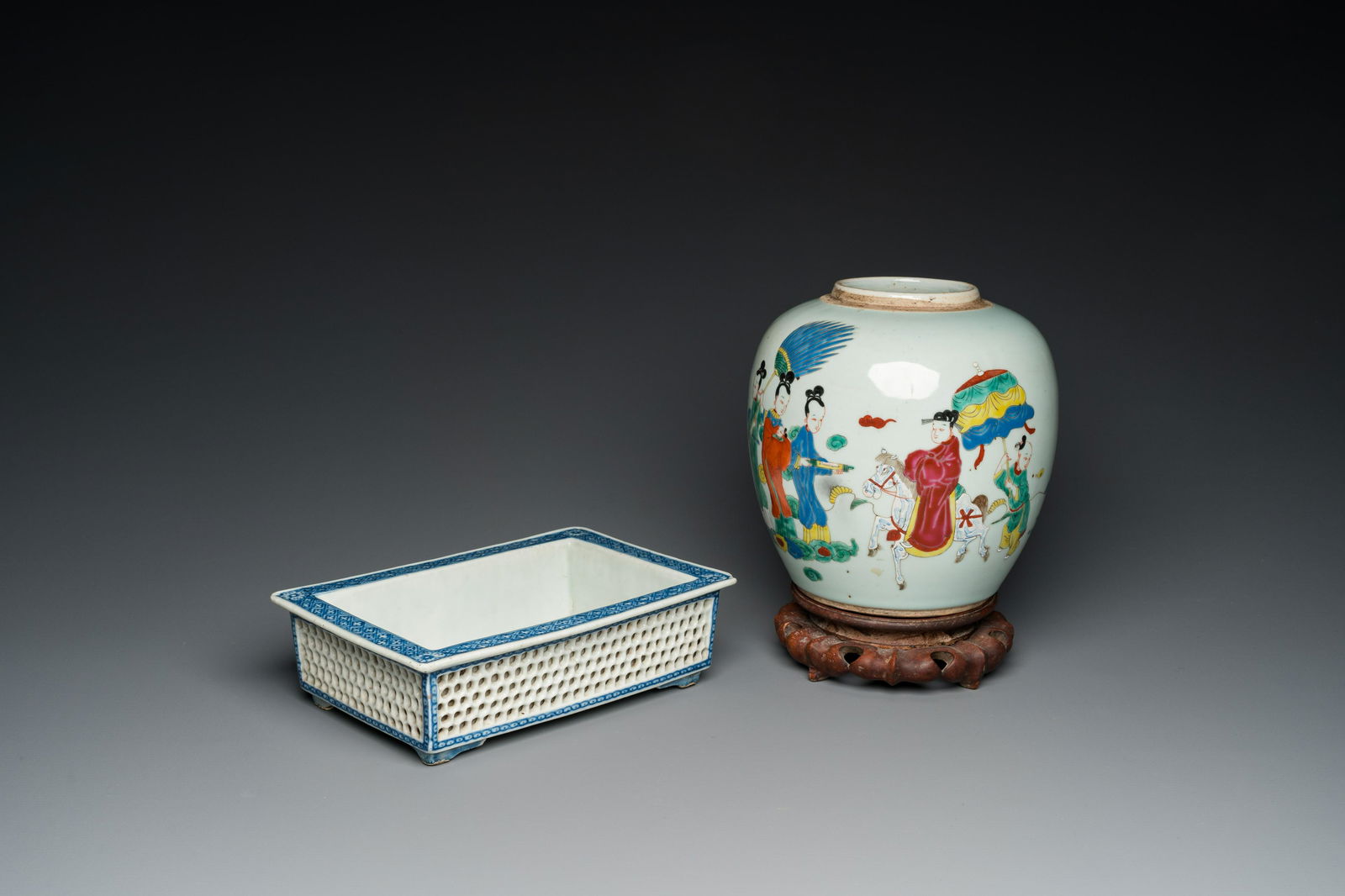 A Chinese famille rose jar and a rectangular blue and white jardinière, 18/19th C. (1 of 7)