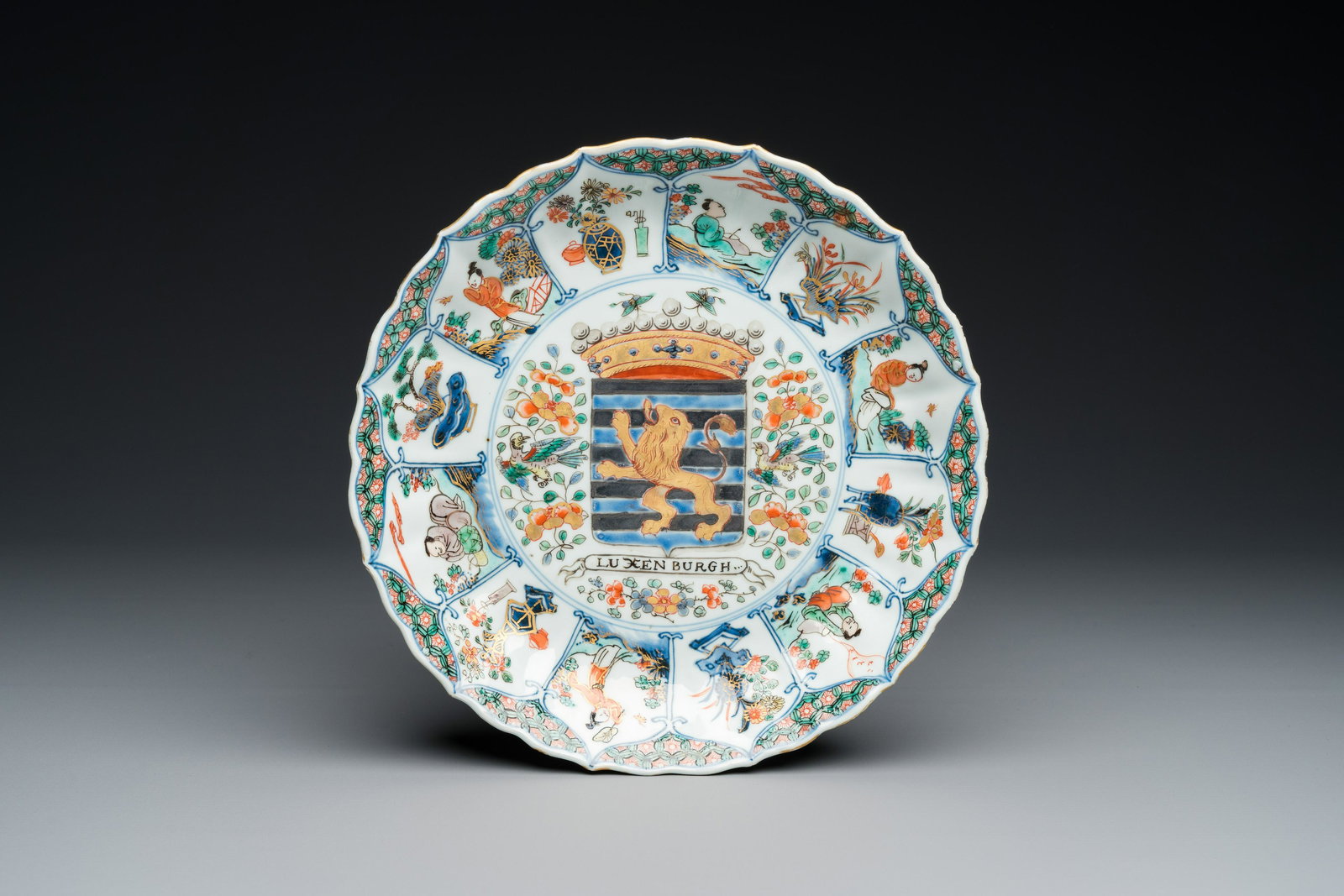 A Chinese famille verte armorial 'provinces' dish with the arms of Luxemburg, Kangxi/Yongzheng: Dia.: 24 cm