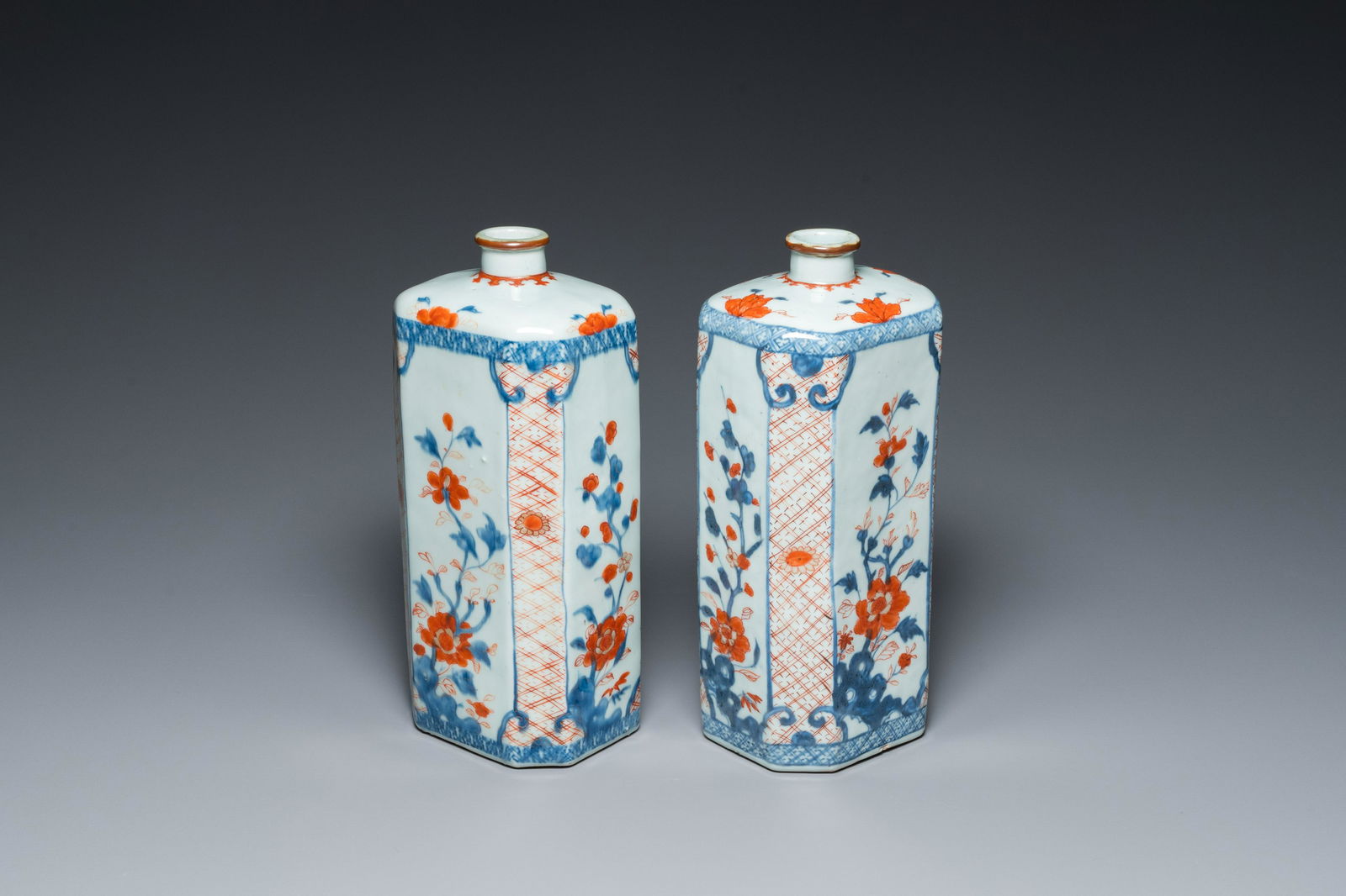 A pair of octagonal Chinese Imari-style flasks, Kangxi: H.: 28 cm