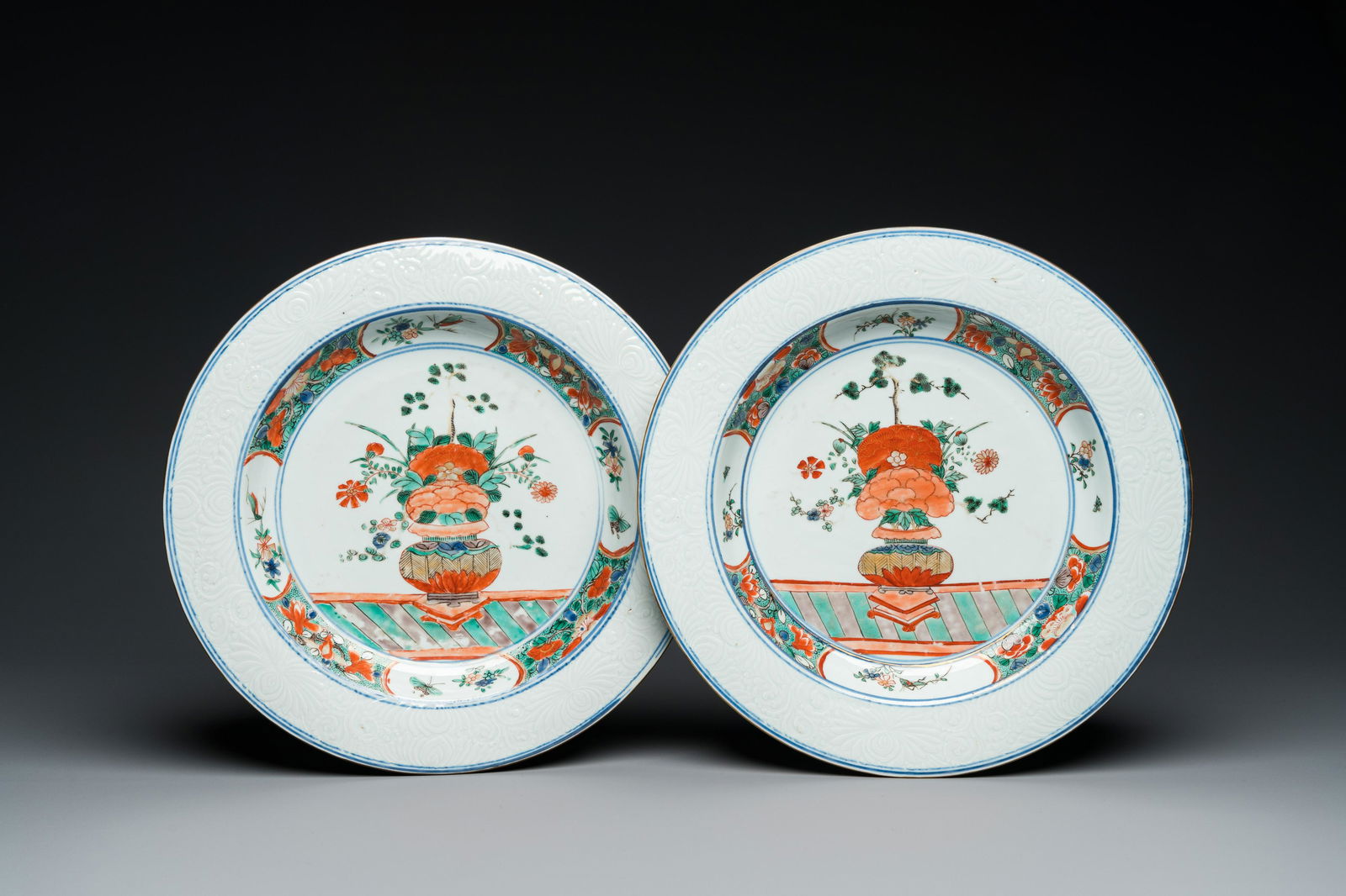 A pair of Chinese famille verte dishes with underglaze border design, Kangxi (1 of 3)