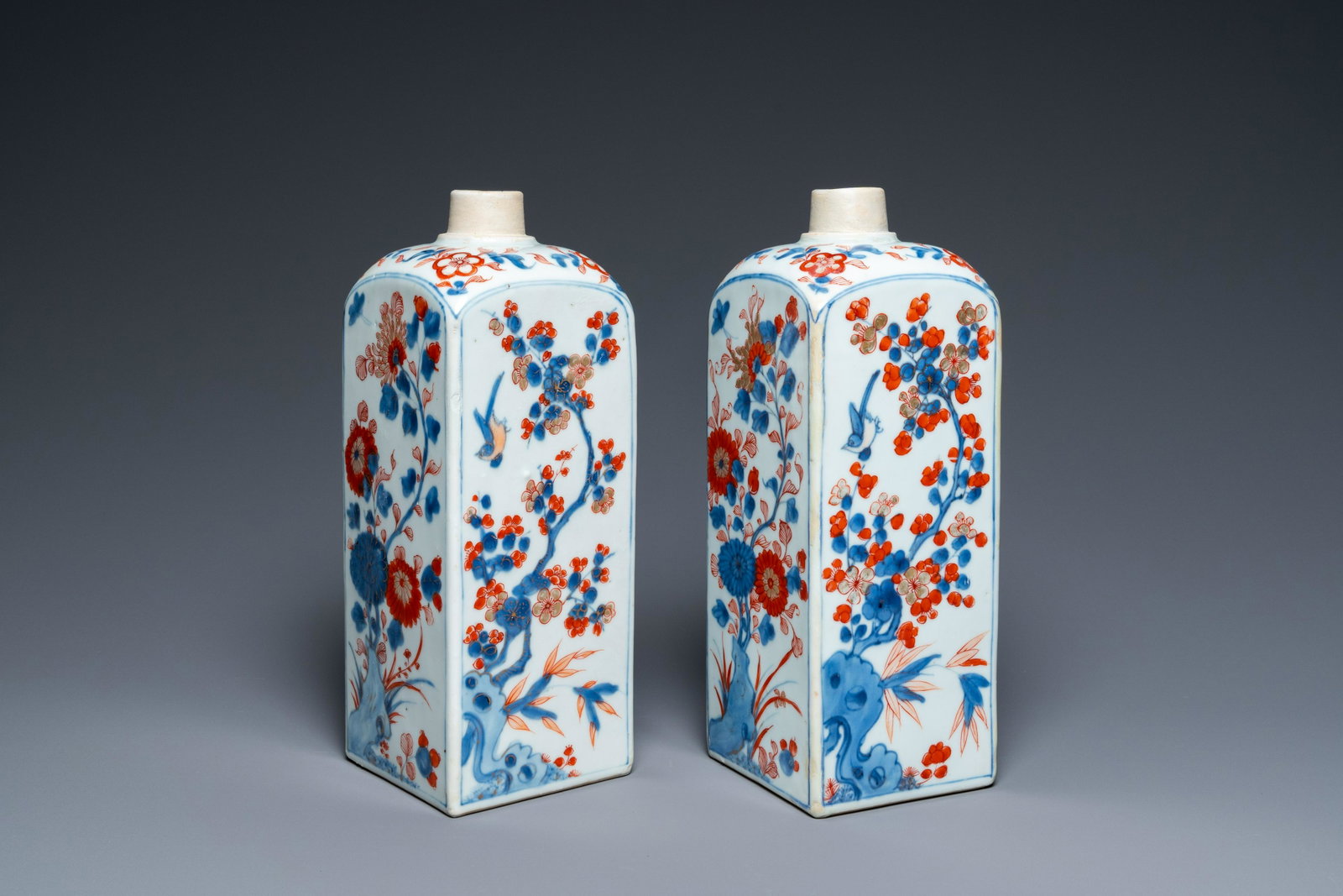 A pair of square Chinese Imari-style bottles, Kangxi: H.: 26 cm