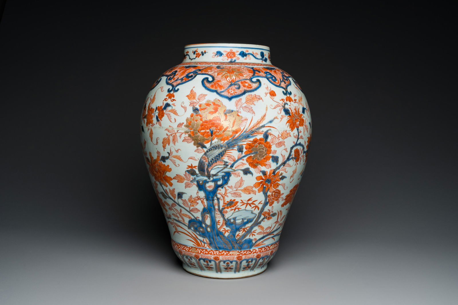 A Chinese Imari-style vase, Kangxi/Yongzheng (1 of 6)