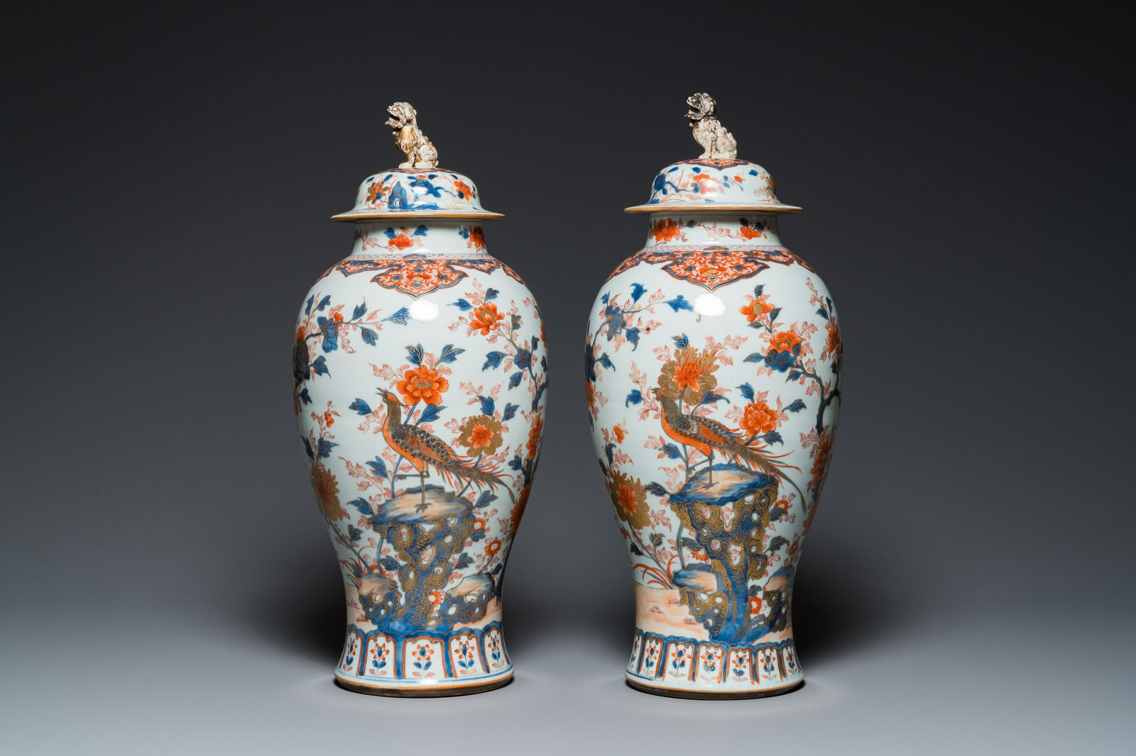 A pair of large Chinese Imari-style vases and covers, Kangxi (1 of 6)