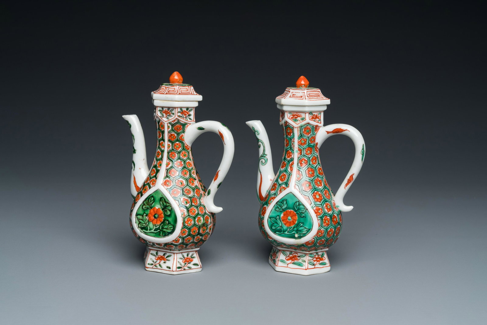 Two Chinese famille verte ewers and covers, Kangxi: H.: 15,5 cm - L.: 10 cm
