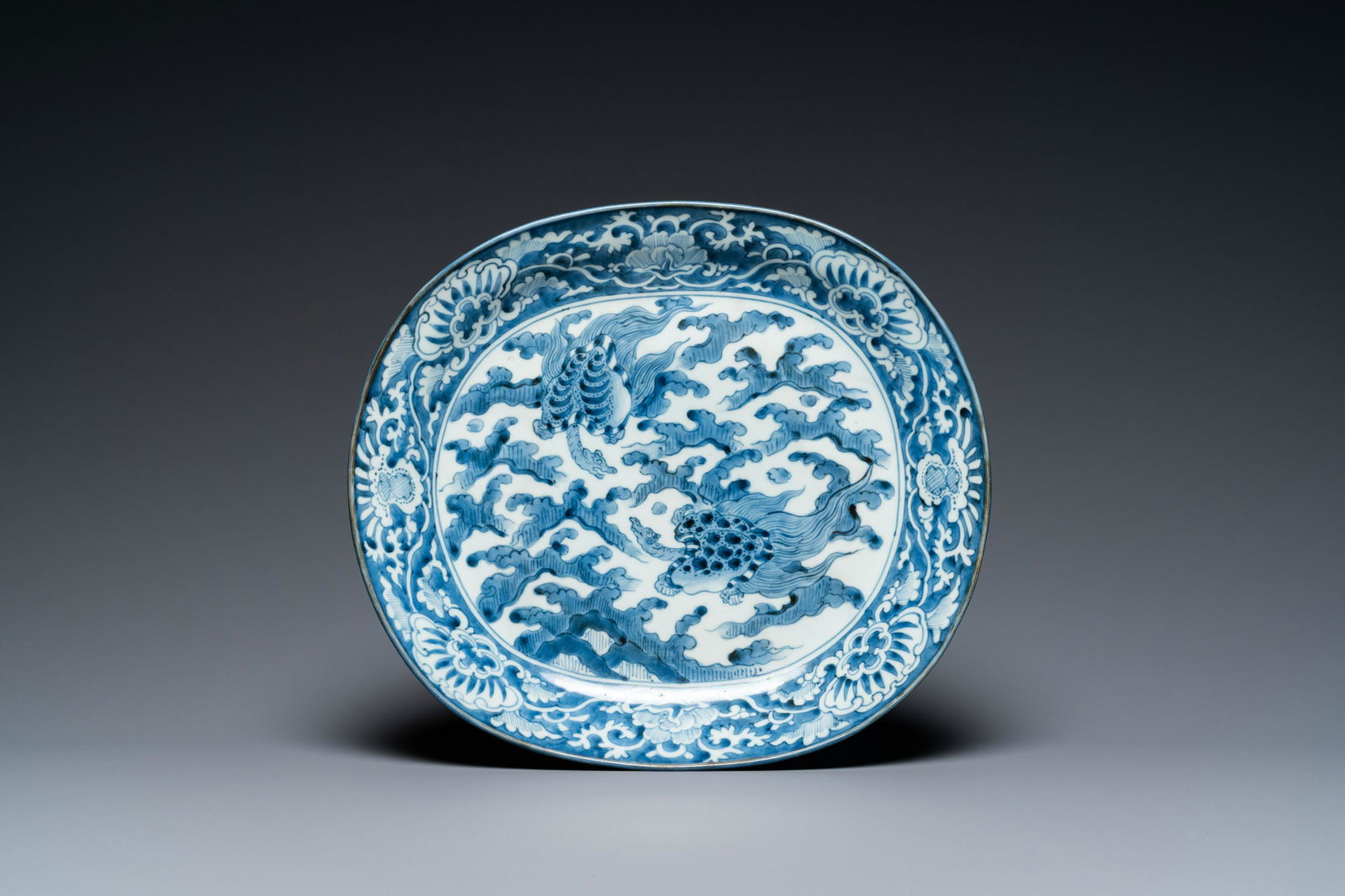 A blue and white Japanese Arita dish with sea turtles, Edo, 18th C. (1 of 12)