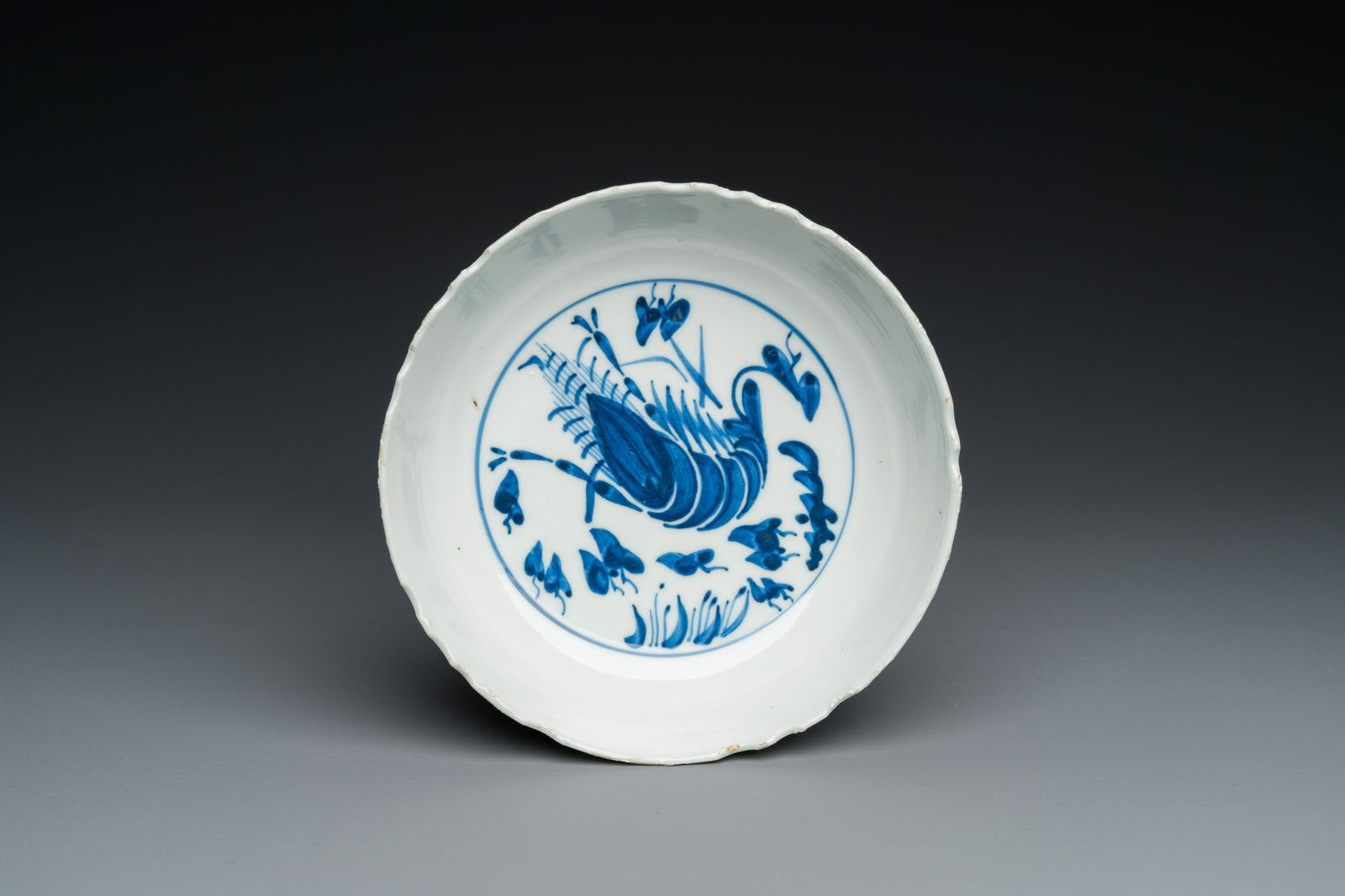 A Chinese blue and white ‘prawn’ plate, Tianqi: Dia.: 15 cm - H.: 4 cm Condition: (UV-checked) - Excellent, with a few typical burst glaze bubbles to the rim. 品相報告：（已用紫外線&