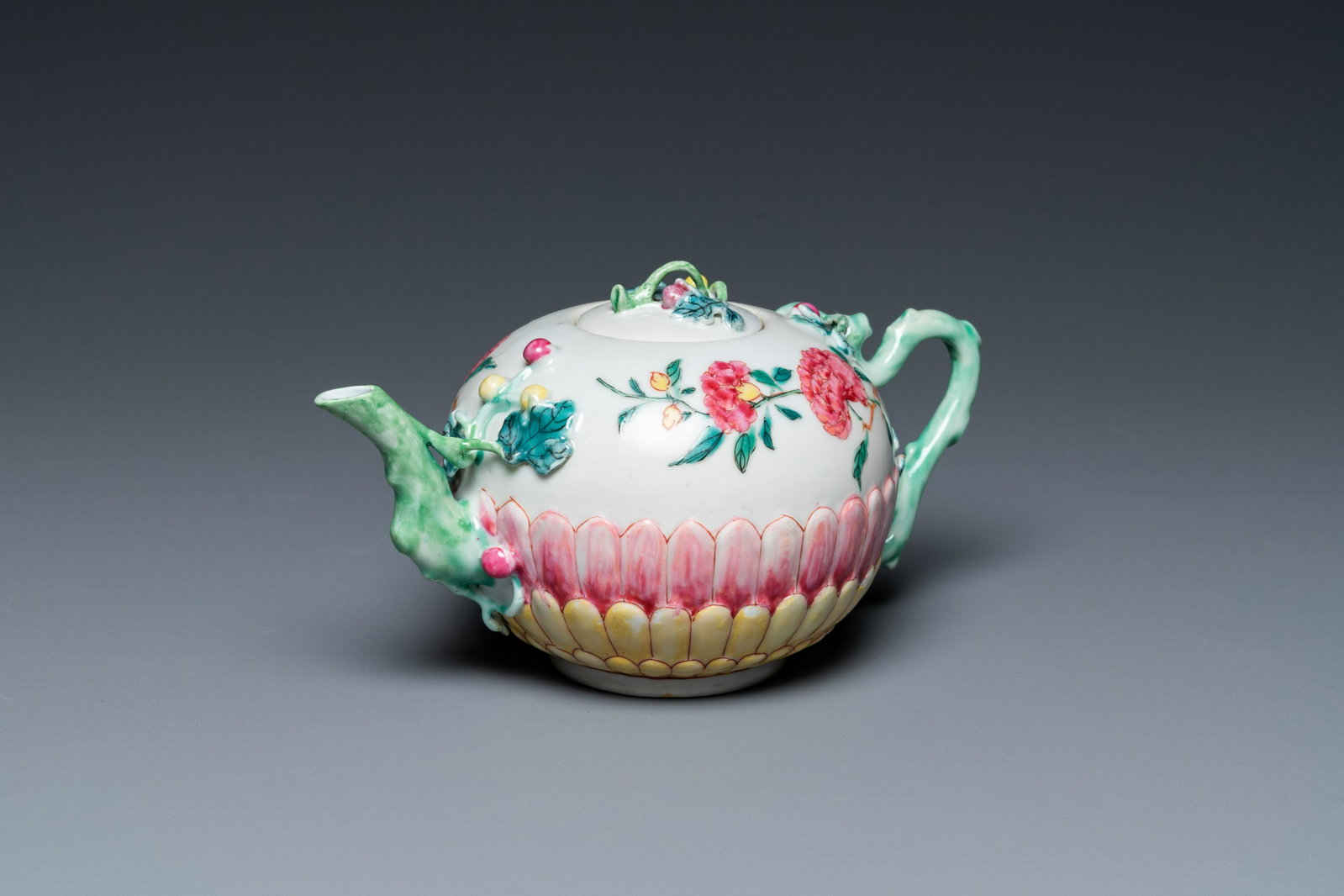 A Chinese famille rose 'lotus' teapot and cover, Yongzheng: L.: 19 cm - H.: 9,5 cm