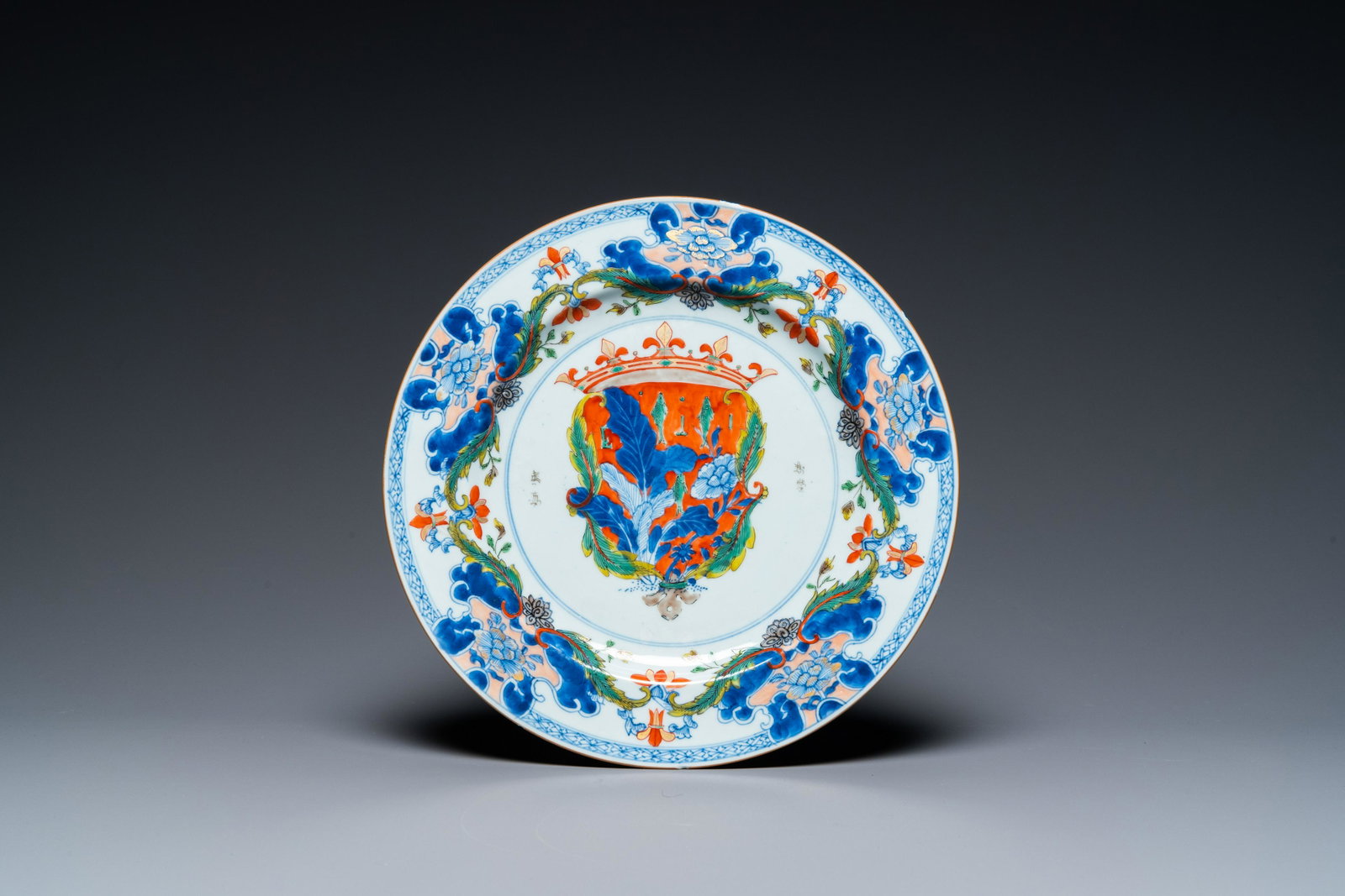 A rare Dutch-decorated Chinese blue and white armorial dish, Yongzheng: Dia.: 26,5 cm