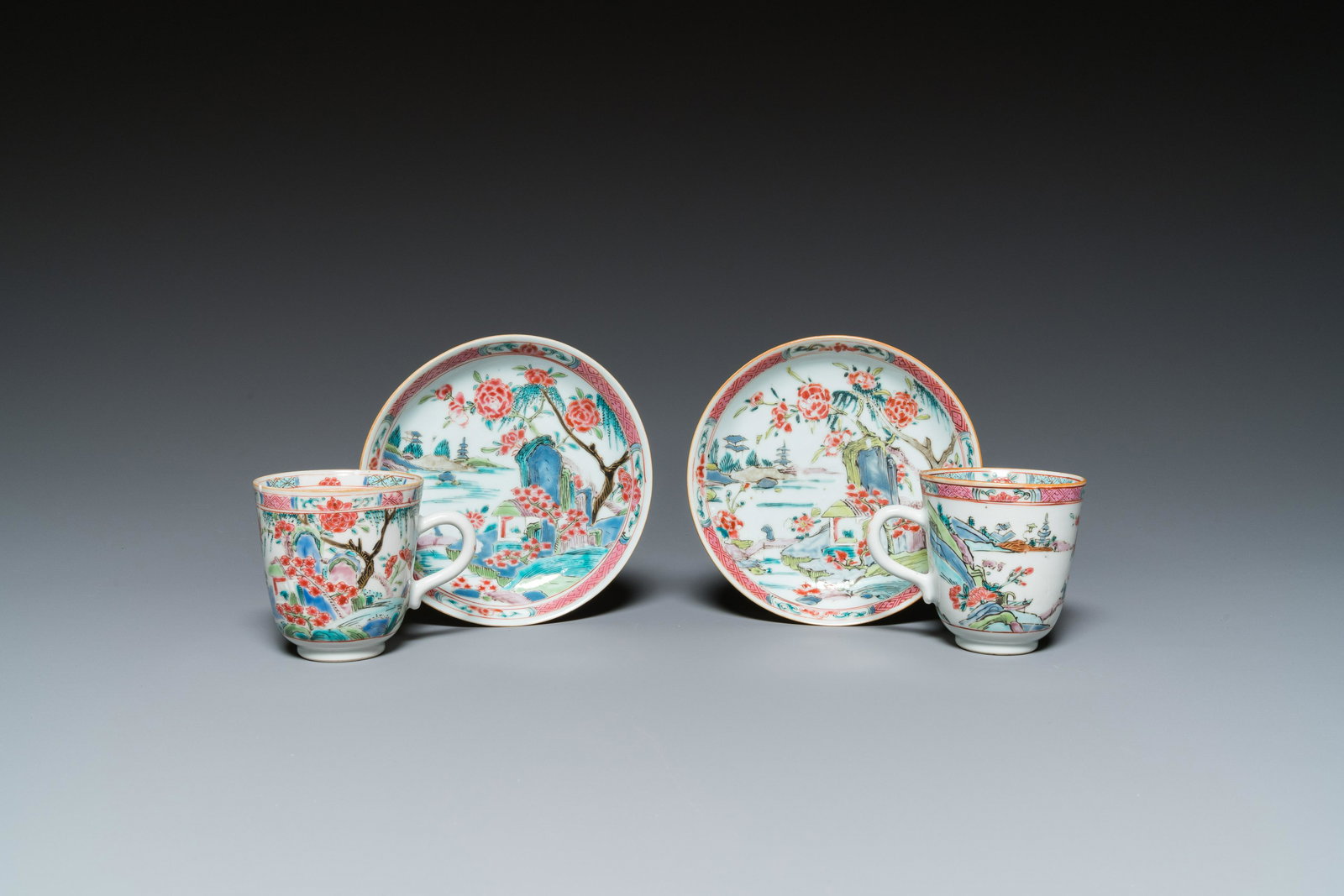 A pair of Chinese famille rose cups and saucers, Yongzheng: Dia.: 14 cm (the saucers) L.: 9,5 cm - H.: 7,5 cm (the cups)
