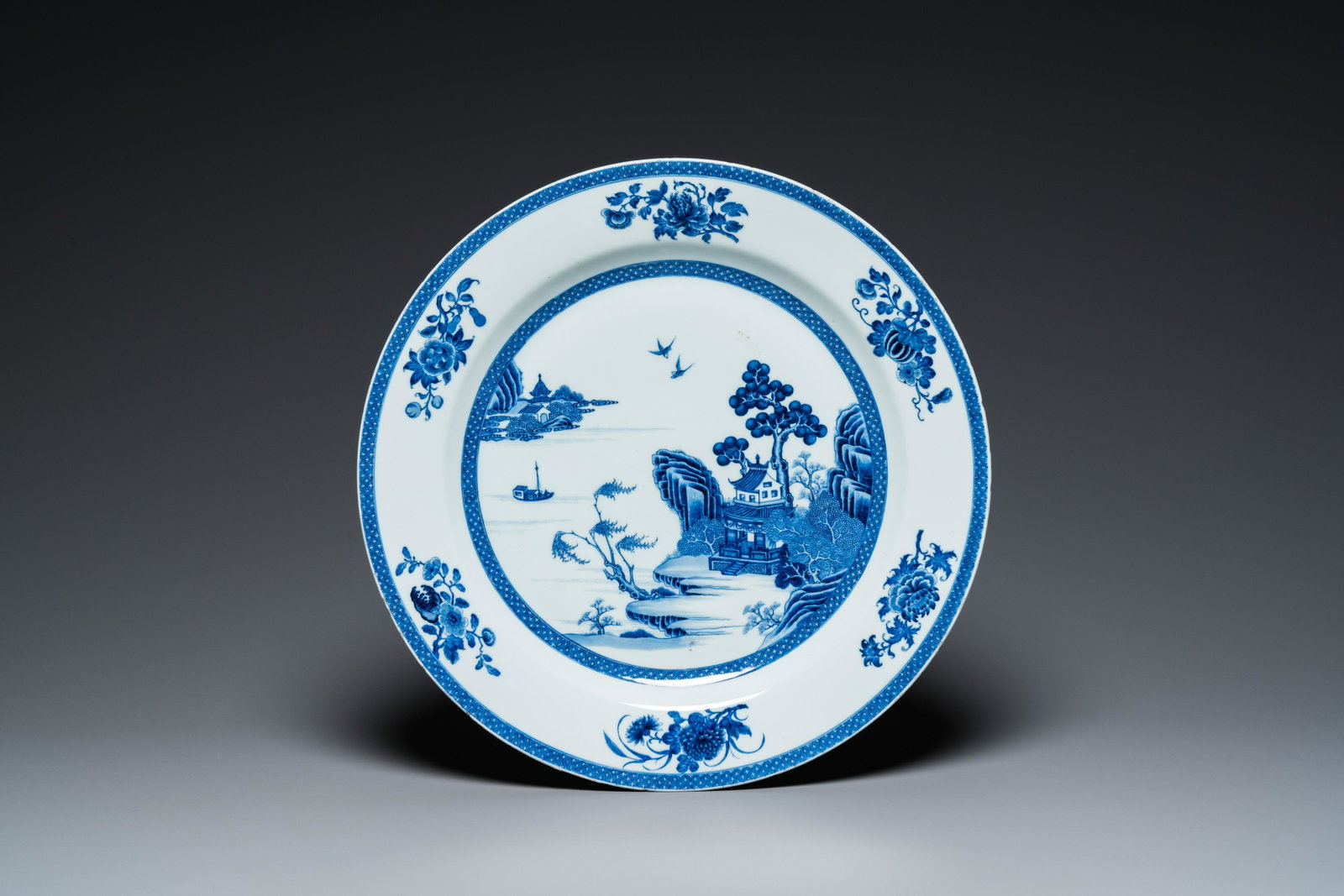 A large Chinese blue and white dish with a fine landscape, Qianlong: Dia.: 42,5 cm