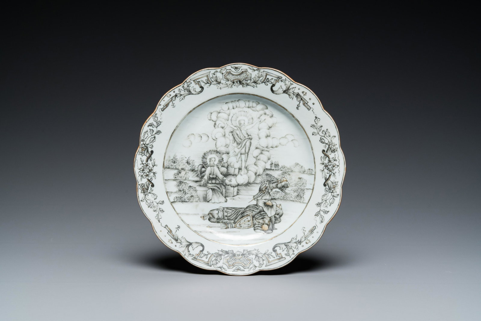 A Chinese grisaille 'Resurrection' plate, Qianlong: Dia.: 22,5 cm