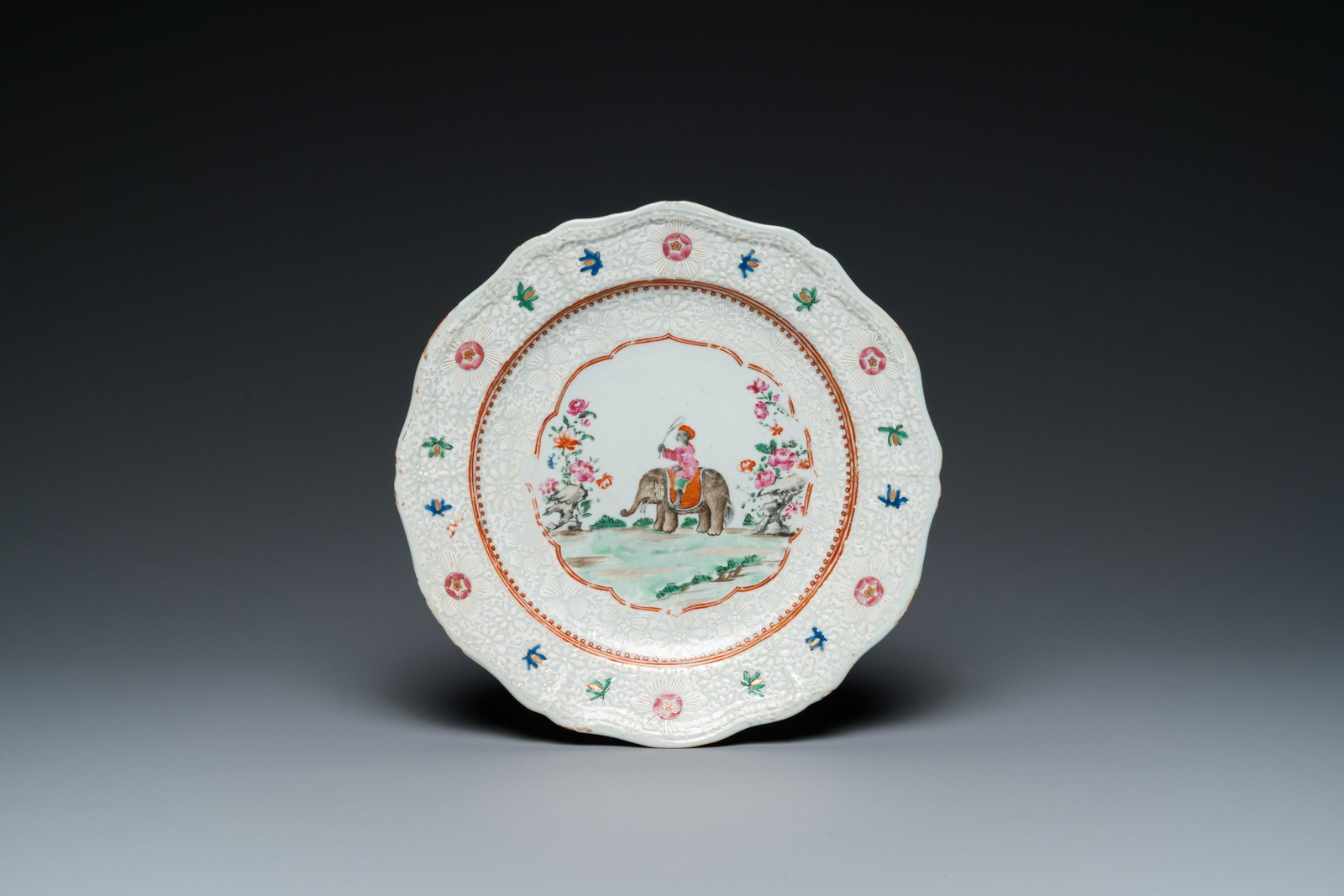 A Chinese famille rose Indian market plate with an elephant and rider, Qianlong: Dia.: 23,5 cm Condition: (UV-checked) - A few superficial chips under the rim. - A hairline of ca. 10 cm on the back, visible slightly on the front. 品相報告：（