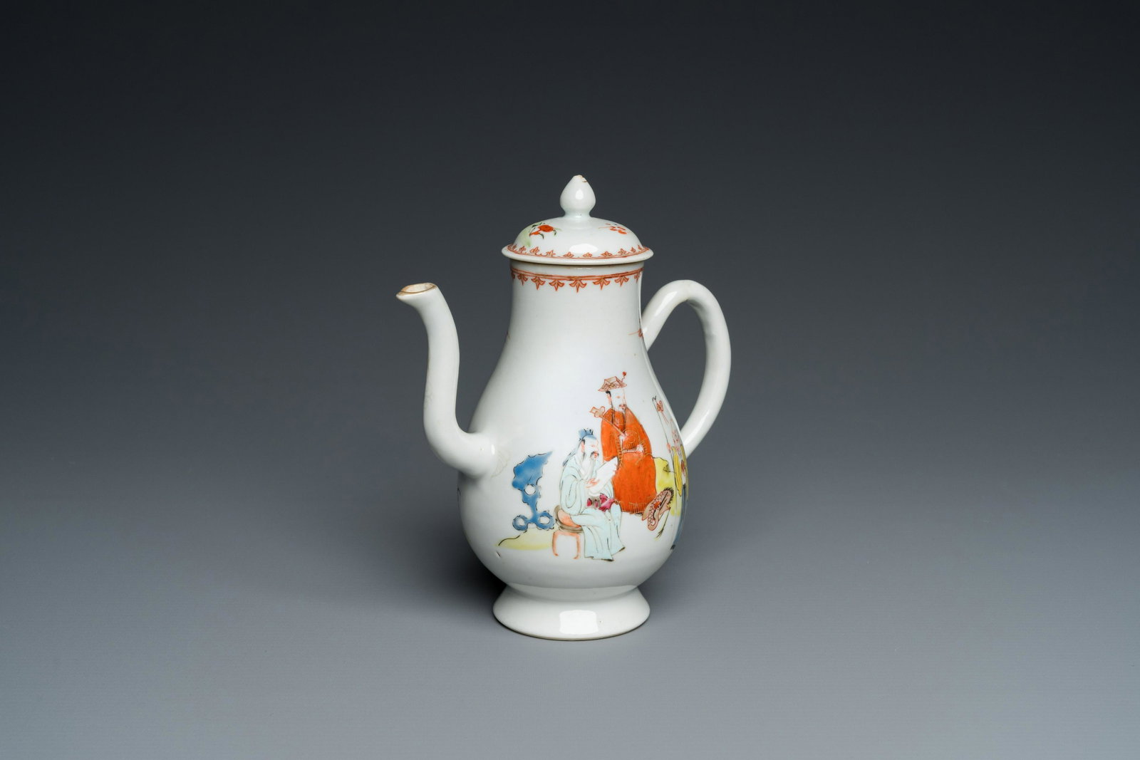 A Chinese famille rose mandarin subject ewer and cover, Qianlong: H.: 17,5 cm - L.: 15,5 cm