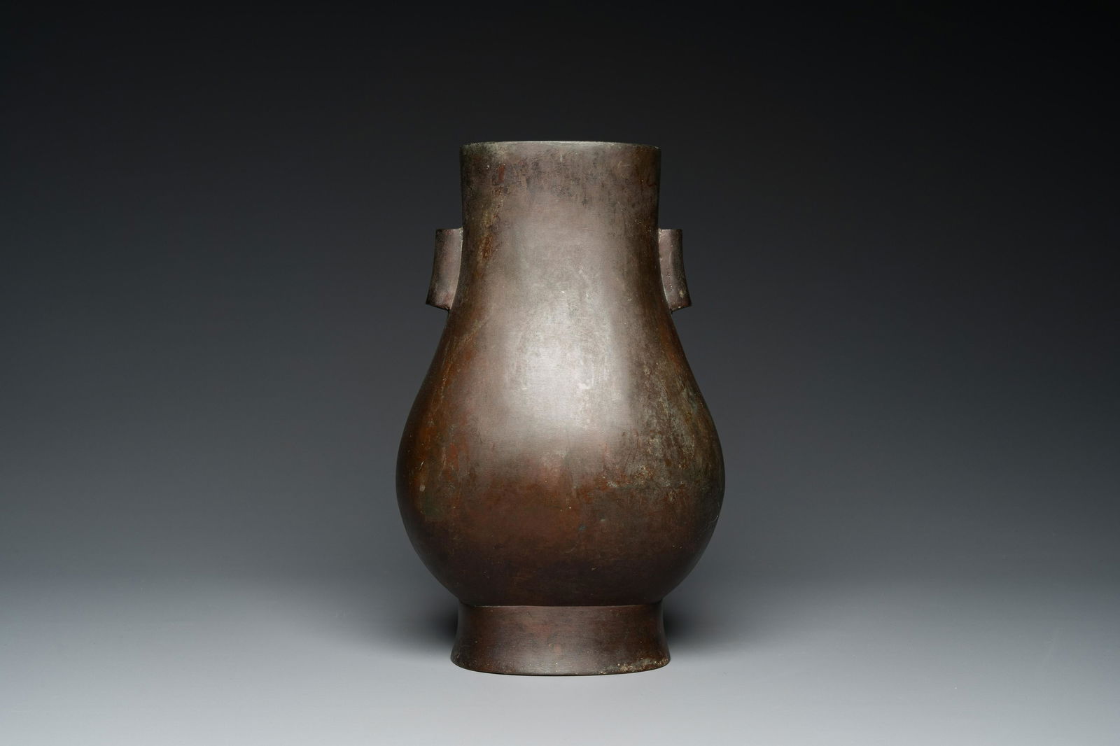 A Chinese bronze 'hu' vase, Song/Yuan (1 of 15)