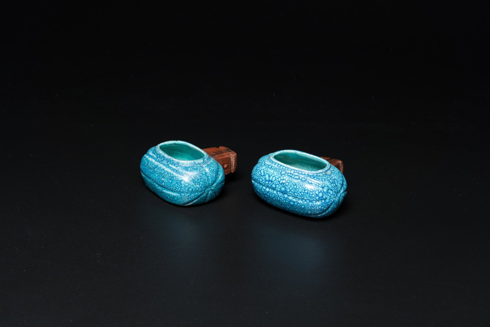 A pair of Chinese robin's egg-glazed birdfeeders, Qing: L.: 6 cm - H.: 3 cm