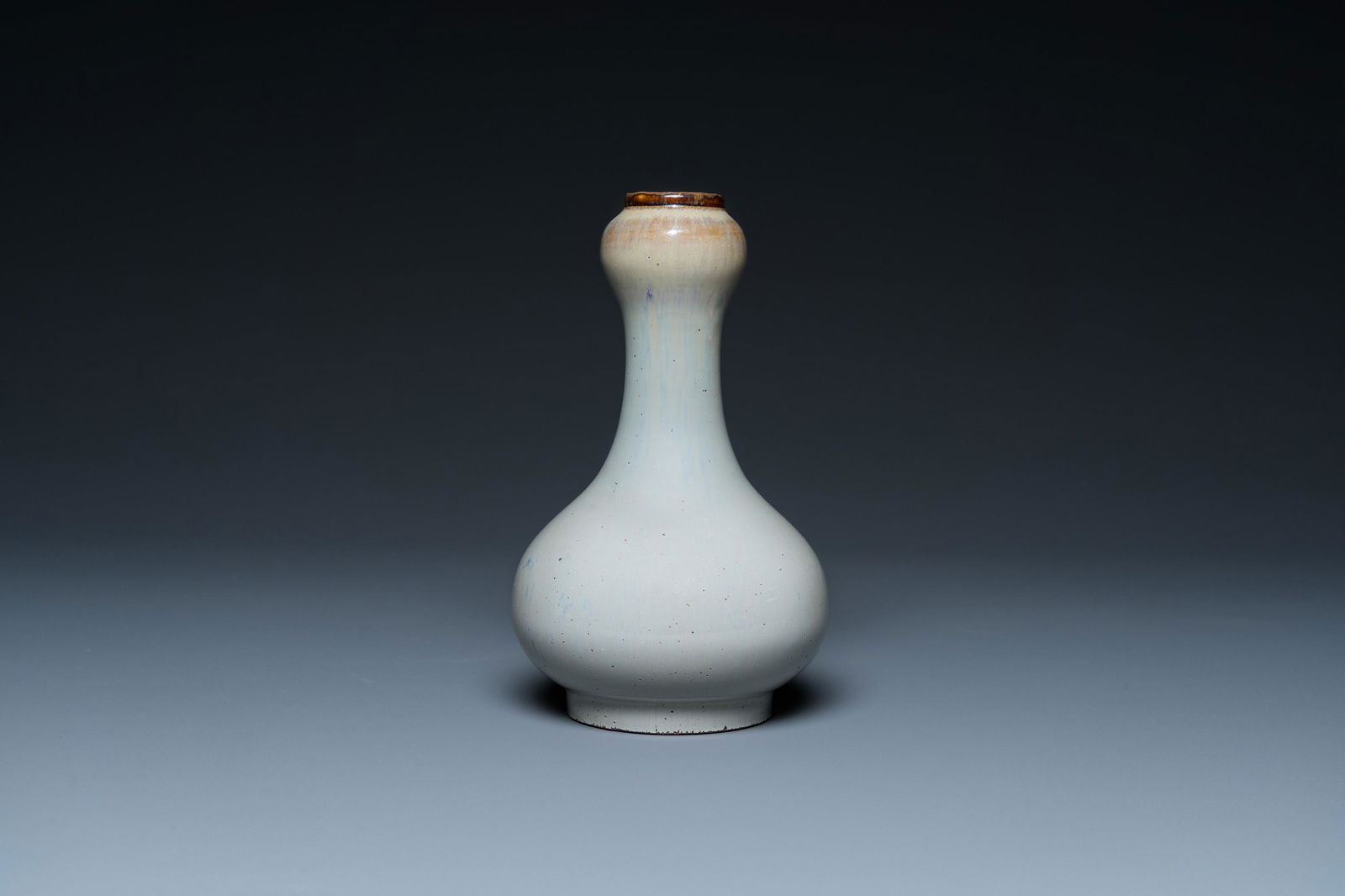 A Chinese flambé-glazed garlic-mouth vase, Yongzheng mark, 18/19th C.: H.: 19,5 cm Condition: (UV-checked) - A few superficial chips to the foot rim. 品相報告：（已用紫外線光檢查) - Ű