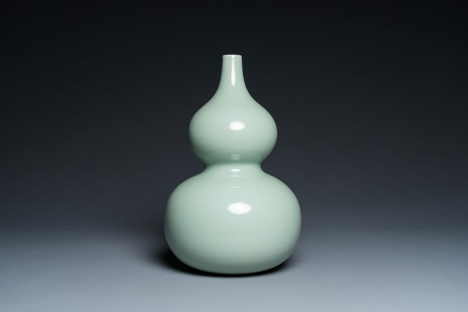 A Chinese monochrome celadon-glazed double gourd vase, 18/19th C. (1 of 16)
