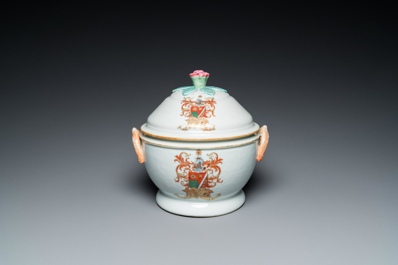A Chinese Dutch market famille rose armorial tureen with pierced cover with the arms of 'de Heere',: Full title: A Chinese Dutch market famille rose armorial tureen with pierced cover with the arms of 'de Heere', Qianlong Description: Dia.: 24,5 cm - H.: 24 cm The arms are of de Heere of Middelburg, 