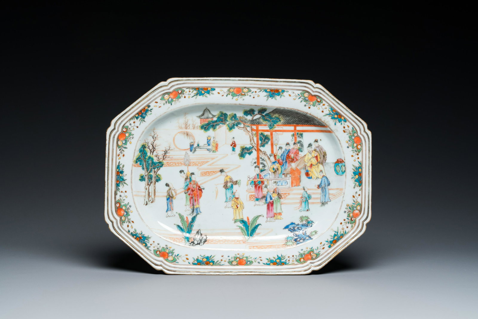 A Chinese octagonal famille rose 'mandarin subject' dish, Qianlong: Full title: A Chinese octagonal famille rose 'mandarin subject' dish, Qianlong Description: L.: 32,5 cm