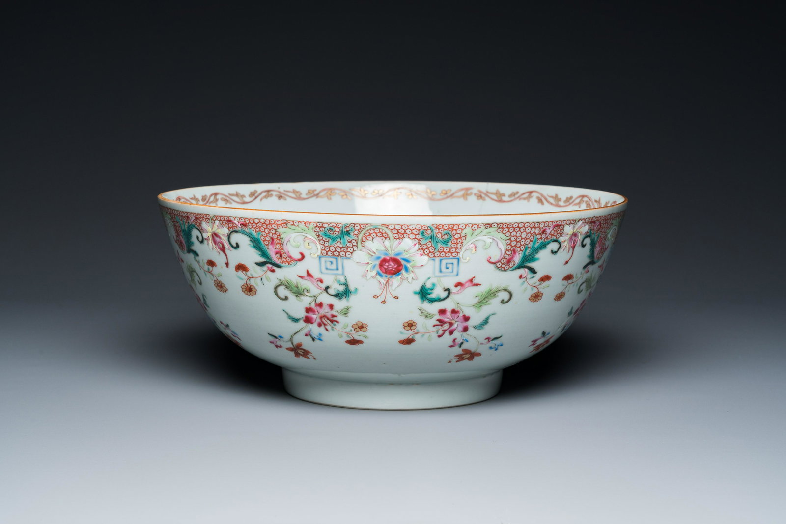 A Chinese famille rose punch bowl with floral design, Qianlong: Full title: A Chinese famille rose punch bowl with floral design, Qianlong Description: Dia.: 30,5 cm - H.: 13 cm