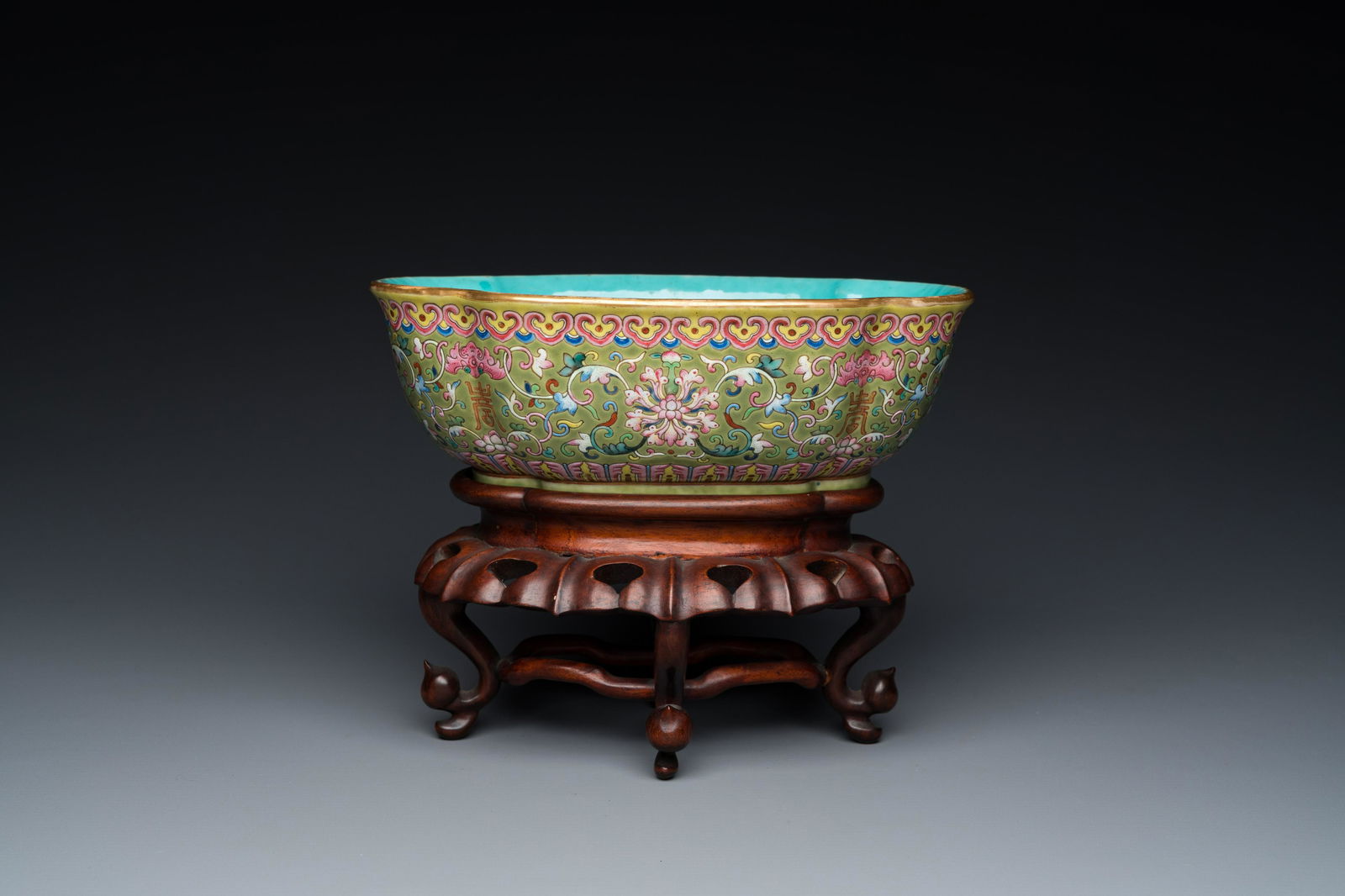 A Chinese famille rose olive-green-ground bowl, Daoguang mark and of the period: Full title: A Chinese famille rose olive-green-ground bowl, Daoguang mark and of the period Description: L.: 22,5 cm - H.: 7,5 cm (the bowl) H.: 17,5 cm (incl. stand)