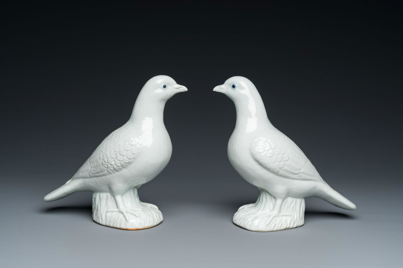 A pair of Chinese blanc de Chine pigeons, 19th C.: Full title: A pair of Chinese blanc de Chine pigeons, 19th C. Description: L.: 20,5 cm - H.: 19 cm