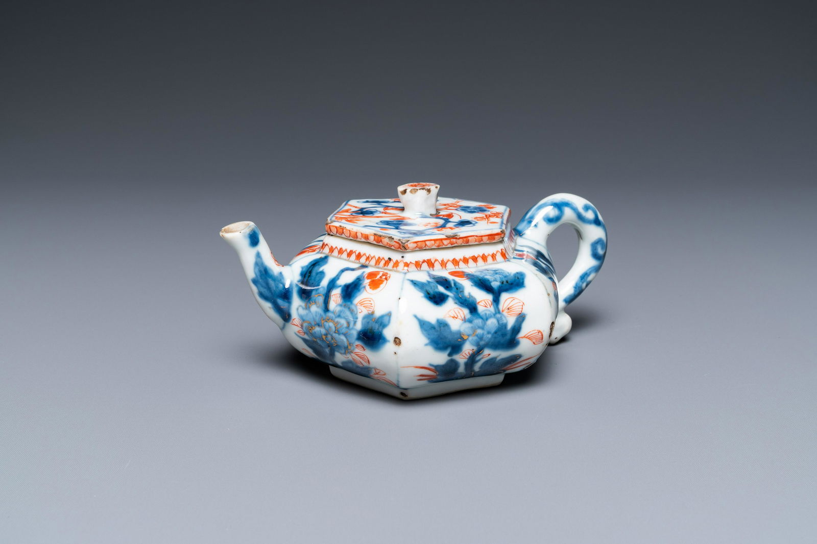 A Chinese hexagonal Imari-style teapot and cover, Kangxi (1 of 7)