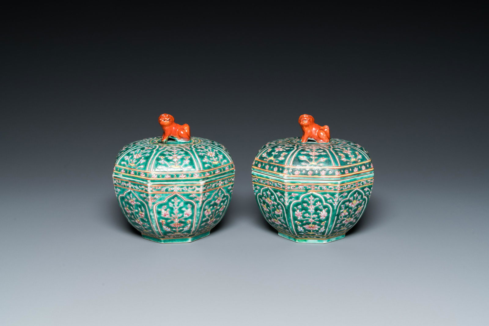 A pair of Chinese Thai market Bencharong boxes and covers, 19th C. (1 of 7)
