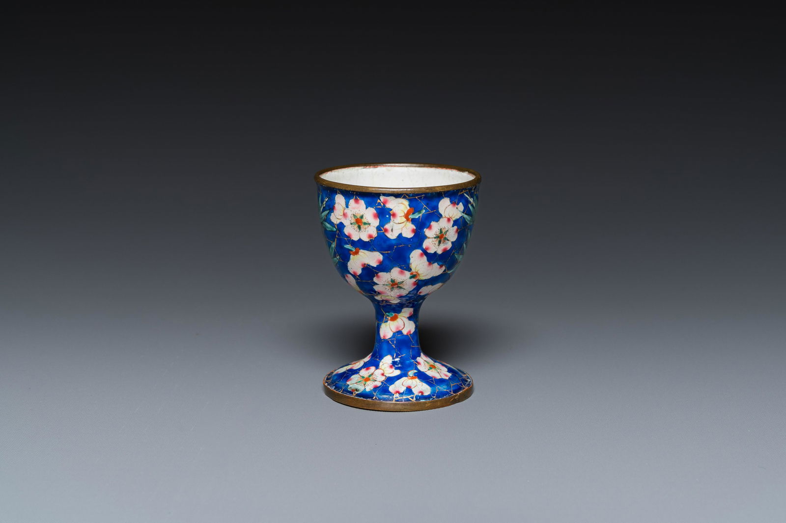A Chinese Canton enamel egg cup, Qianlong/Jiaqing: Full title: A Chinese Canton enamel egg cup, Qianlong/Jiaqing Description: H.: 6,5 cm - Dia.: 5 cm