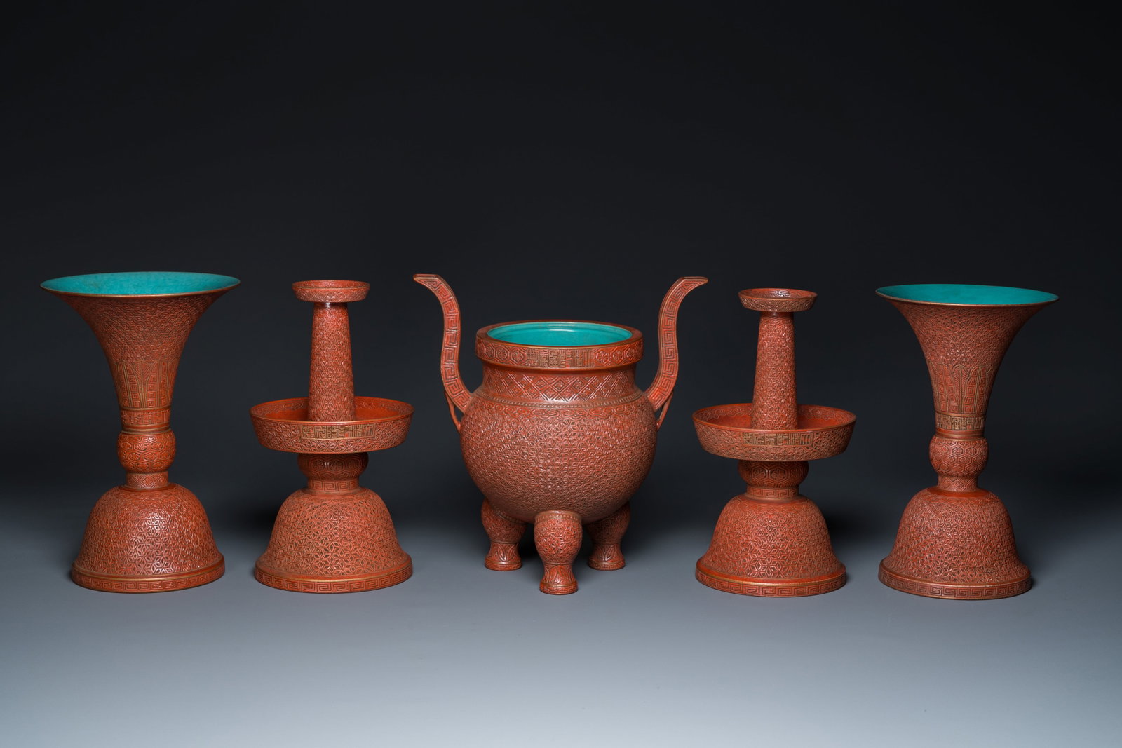 A Chinese faux-lacquered five-piece altar garniture, Qianlong mark, 19th C.: Full title: A Chinese faux-lacquered five-piece altar garniture, Qianlong mark, 19th C. Description: H.: 24 cm - L.: 23 cm (the censer) H.: 23 cm (the tallest vase) Condition: The absence of a conditi