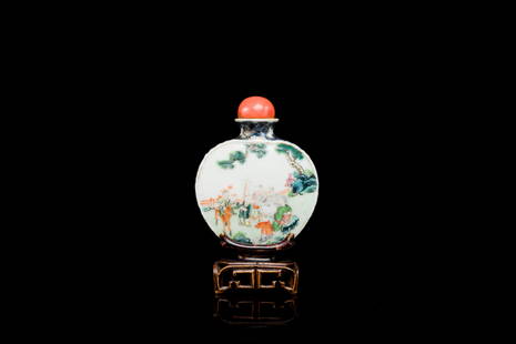 A Chinese famille rose 'Sanxing' snuff bottle, Qianlong mark and of the period: Full title: A Chinese famille rose 'Sanxing' snuff bottle, Qianlong mark and of the period Description: H.: 6,5 cm H.: 8,2 cm (incl. the stand) Condition: The absence of a condition report does