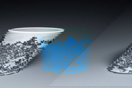 A large Chinese blue and white brush pot with a refined mountainous landscape, 18th C.: Full title: A large Chinese blue and white brush pot with a refined mountainous landscape, 18th C. Description: Dia.: 20,5 cm - H.: 14,5 cm Condition: The absence of a condition report does not imply