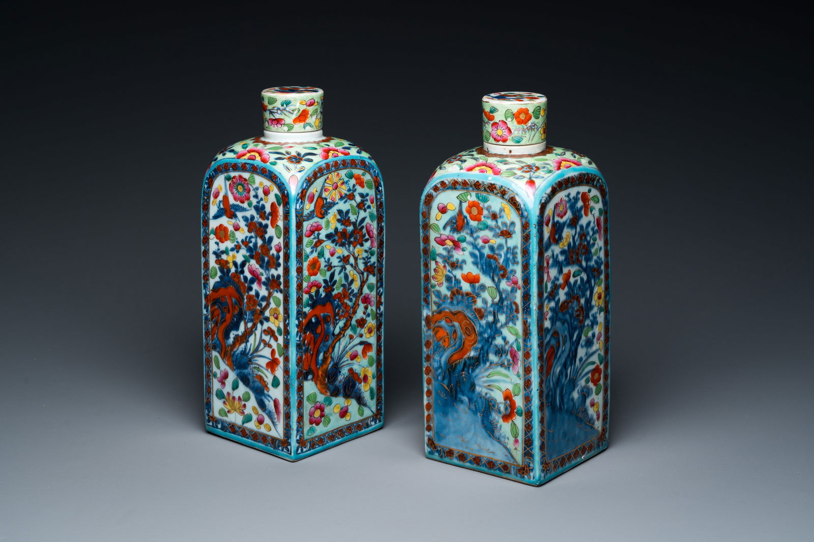 A pair of Chinese blue and white square flasks with European overdecoration, Kangxi: Full title: A pair of Chinese blue and white square flasks with European overdecoration, Kangxi Description: H.: 27,5 cm (incl. the lids) Condition: The absence of a condition report does not imply th