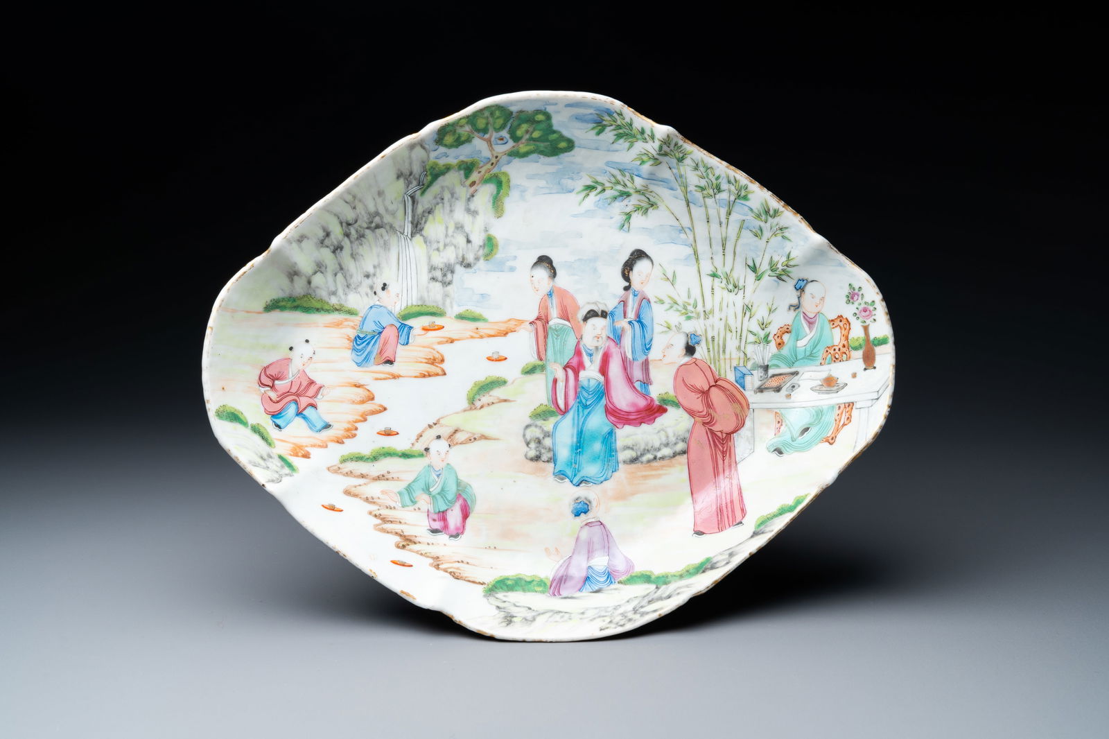A rare Chinese Canton famille rose tazza depicting a winding stream party, 'liushangqushui': Full title: A rare Chinese Canton famille rose tazza depicting a winding stream party, 'liushangqushui' ?????, 19th C. Description: L.: 28,5 cm - H.: 7,5 cm A winding stream party (Chinese: ?????/????