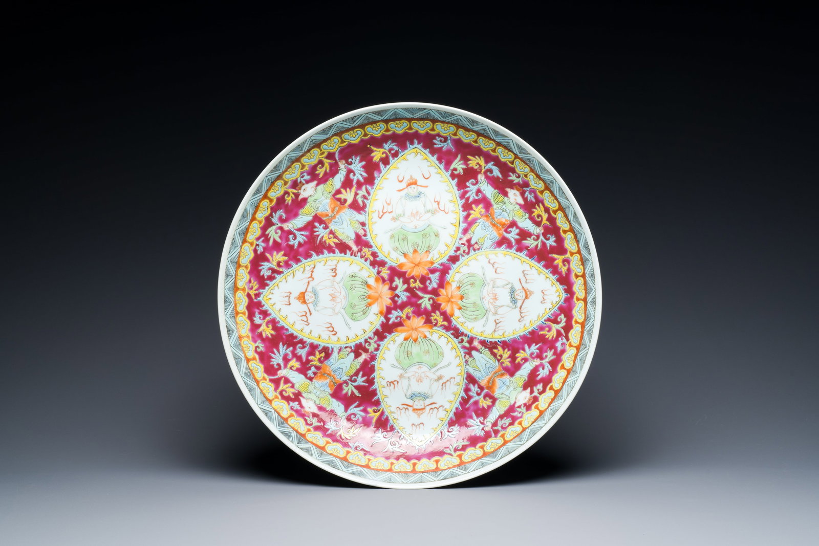 A Chinese famille rose Bencharong dish for the Thai market, Kangxi mark, 19th C.: Full title: A Chinese famille rose Bencharong dish for the Thai market, Kangxi mark, 19th C. Description: Dia.: 37 cm - H.: 6,5 cm Condition reports (unless otherwise specified above): Please contact 
