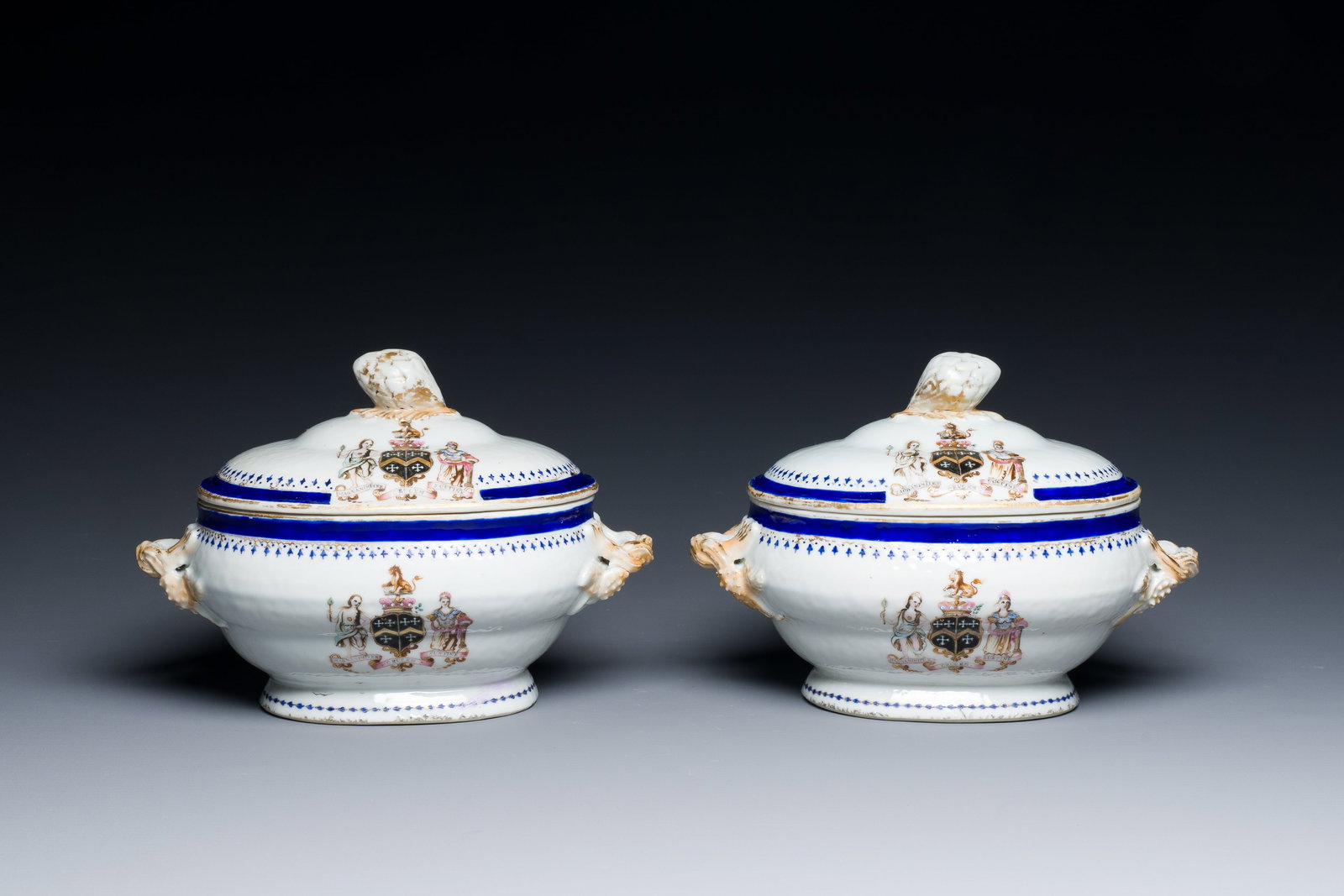 A pair of Chinese famille rose tureens and covers for the English market with the arms of Kenyon: Full title: A pair of Chinese famille rose tureens and covers for the English market with the arms of Kenyon impaling Kenyon, Qianlong Description: L.: 19 cm - H.: 13,5 cm The motto 'Magnanimiter Cruc