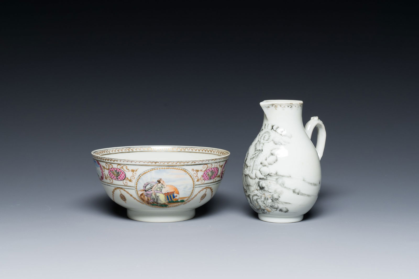 A Chinese grisaille 'Crucifixion' jug and a bowl for the American market, Qianlong: Full title: A Chinese grisaille 'Crucifixion' jug and a bowl for the American market, Qianlong Description: Dia.: 14 cm - H.: 6,5 cm (the bowl) H.: 12 cm - L.: 10,5 cm (the jug) Condition reports (unl