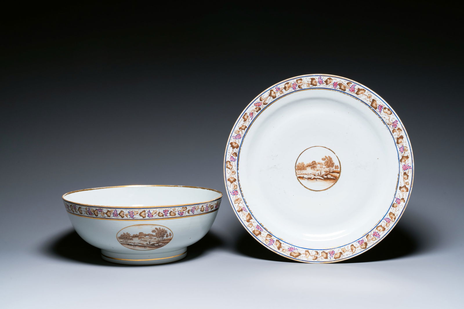 A large Chinese export porcelain punch bowl and dish with a view on Philadelphia, Qianlong (1 of 9)
