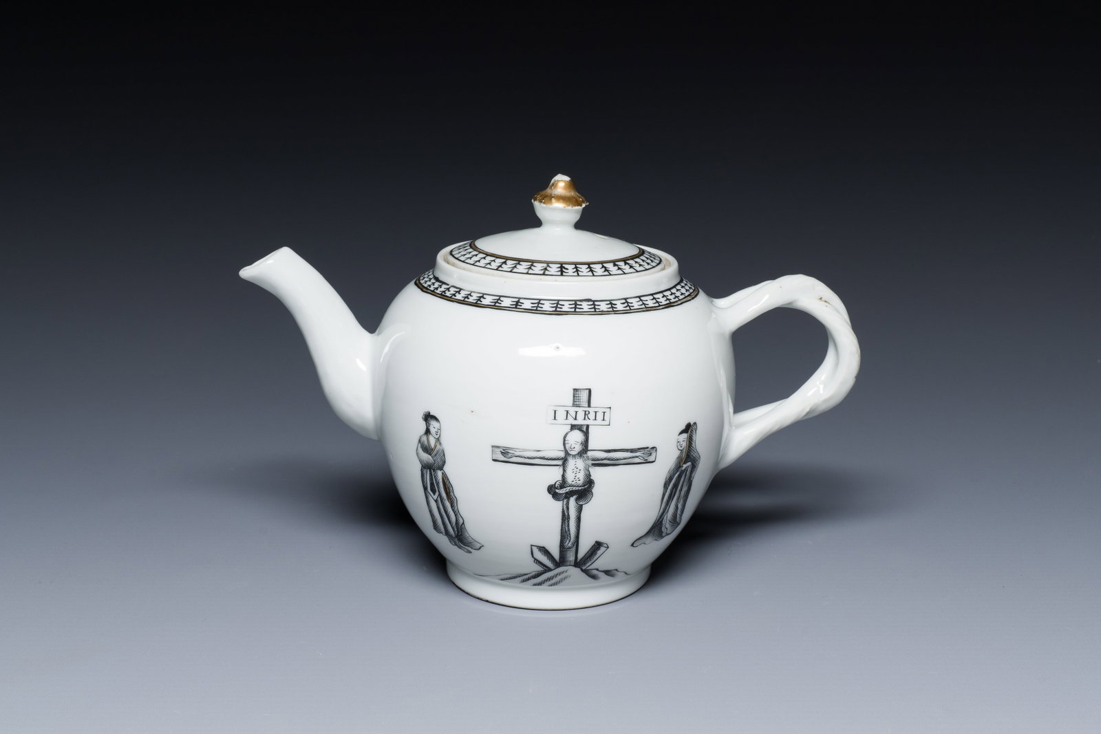 A Chinese grisaille 'Crucifixion' teapot and cover, Qianlong: Full title: A Chinese grisaille 'Crucifixion' teapot and cover, Qianlong Description: L.: 20 cm - H.: 13 cm Condition reports (unless otherwise specified above): Please contact us on info@rm-auctions.