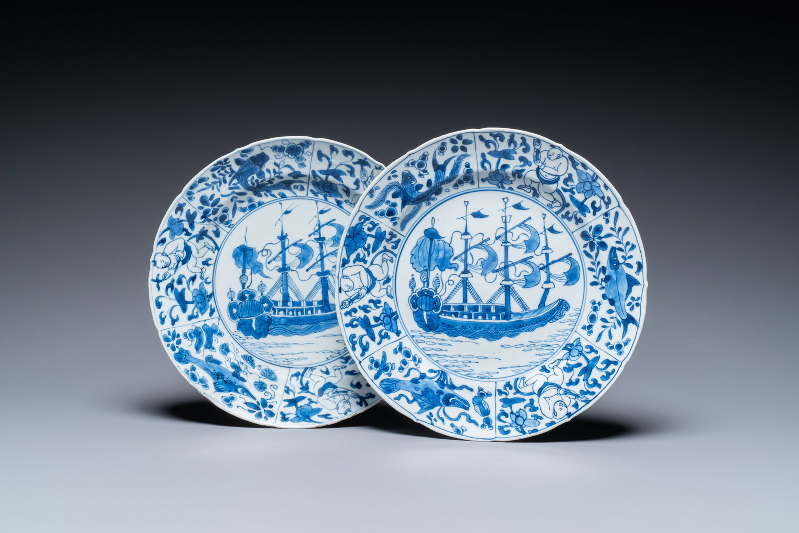 A pair of Chinese blue and white kraak-style dishes with VOC-ships, Kangxi (1 of 3)