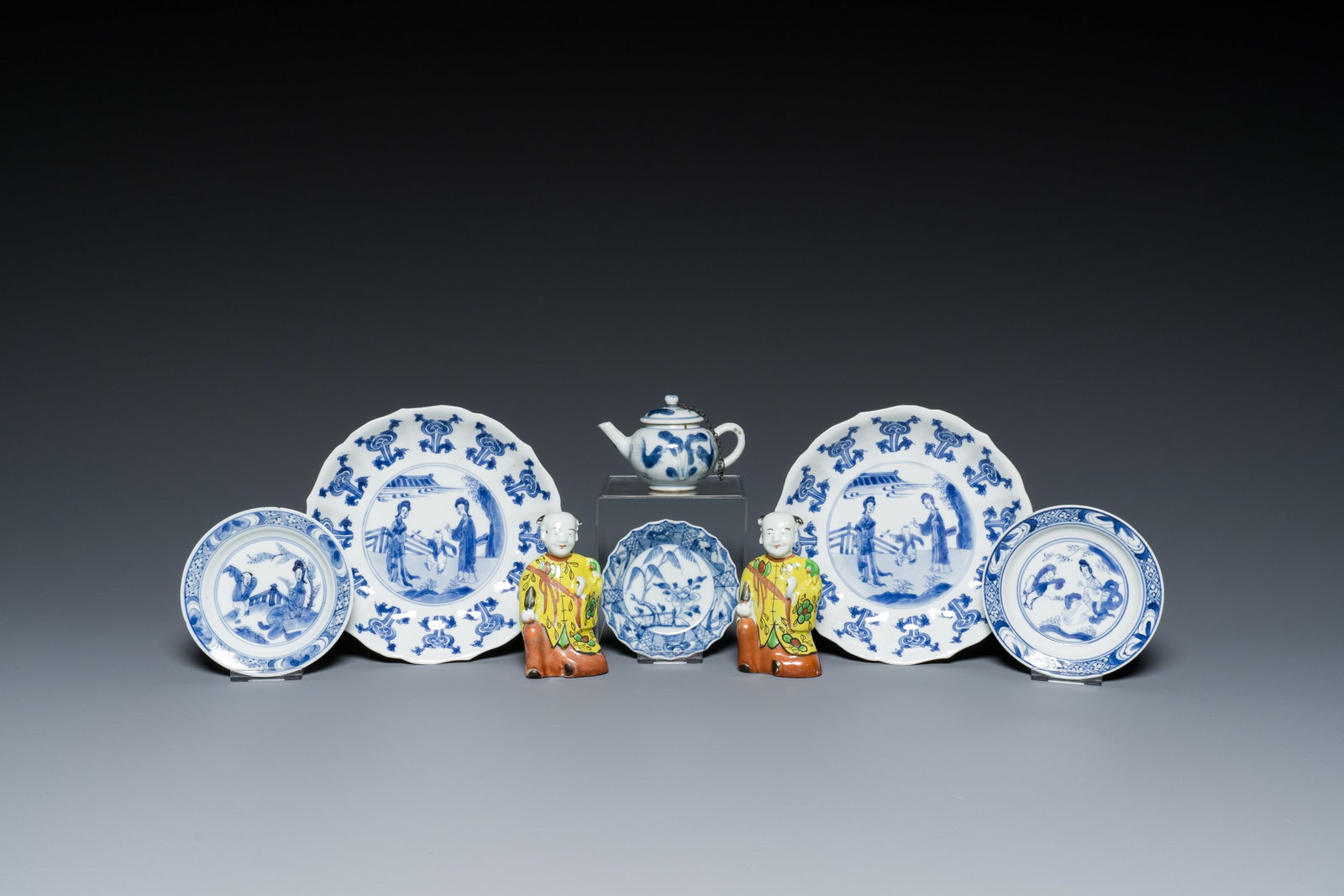 A varied collection of Chinese porcelain, Kangxi and later: Full title: A varied collection of Chinese porcelain, Kangxi and later Description: Dia.: 16,5 cm (the pair of plates) H.: 10 cm (the figures) L.: 10 cm - H.: 6,5 cm (the teapot) Condition reports (un
