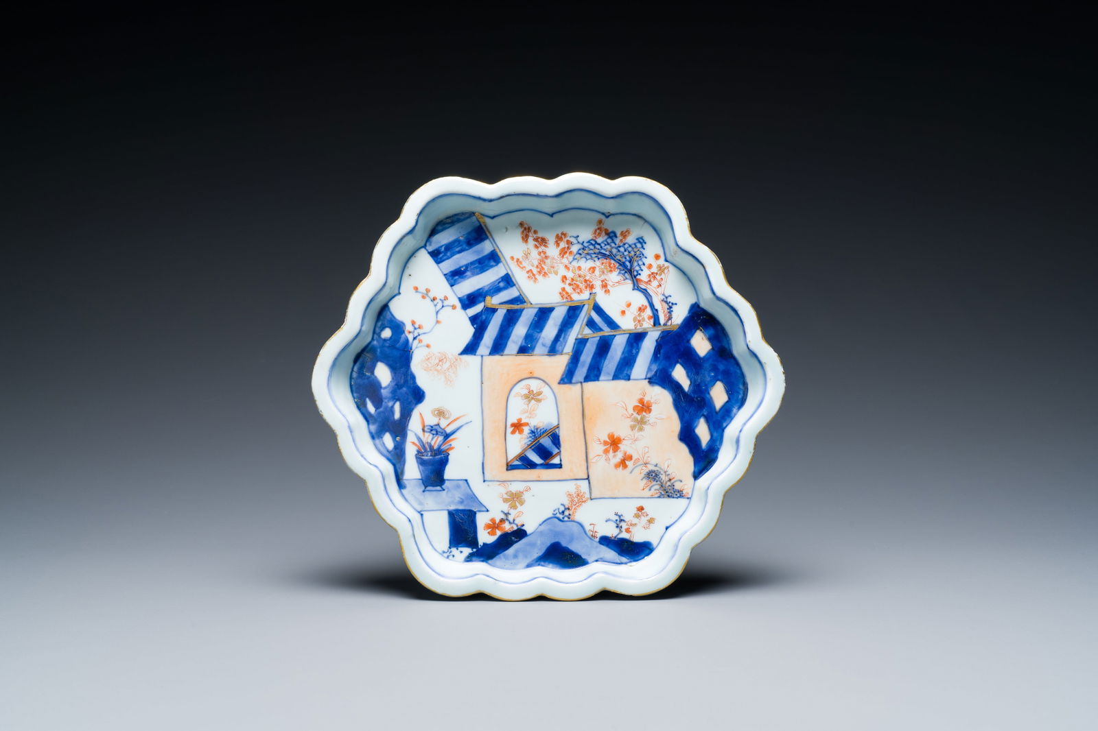 A Chinese Imari-style tray with vertical rim, Kangxi/Yongzheng: Full title: A Chinese Imari-style tray with vertical rim, Kangxi/Yongzheng Description: L.: 24,5 cm Condition reports (unless otherwise specified above): Please contact us on info@rm-auctions.com to r