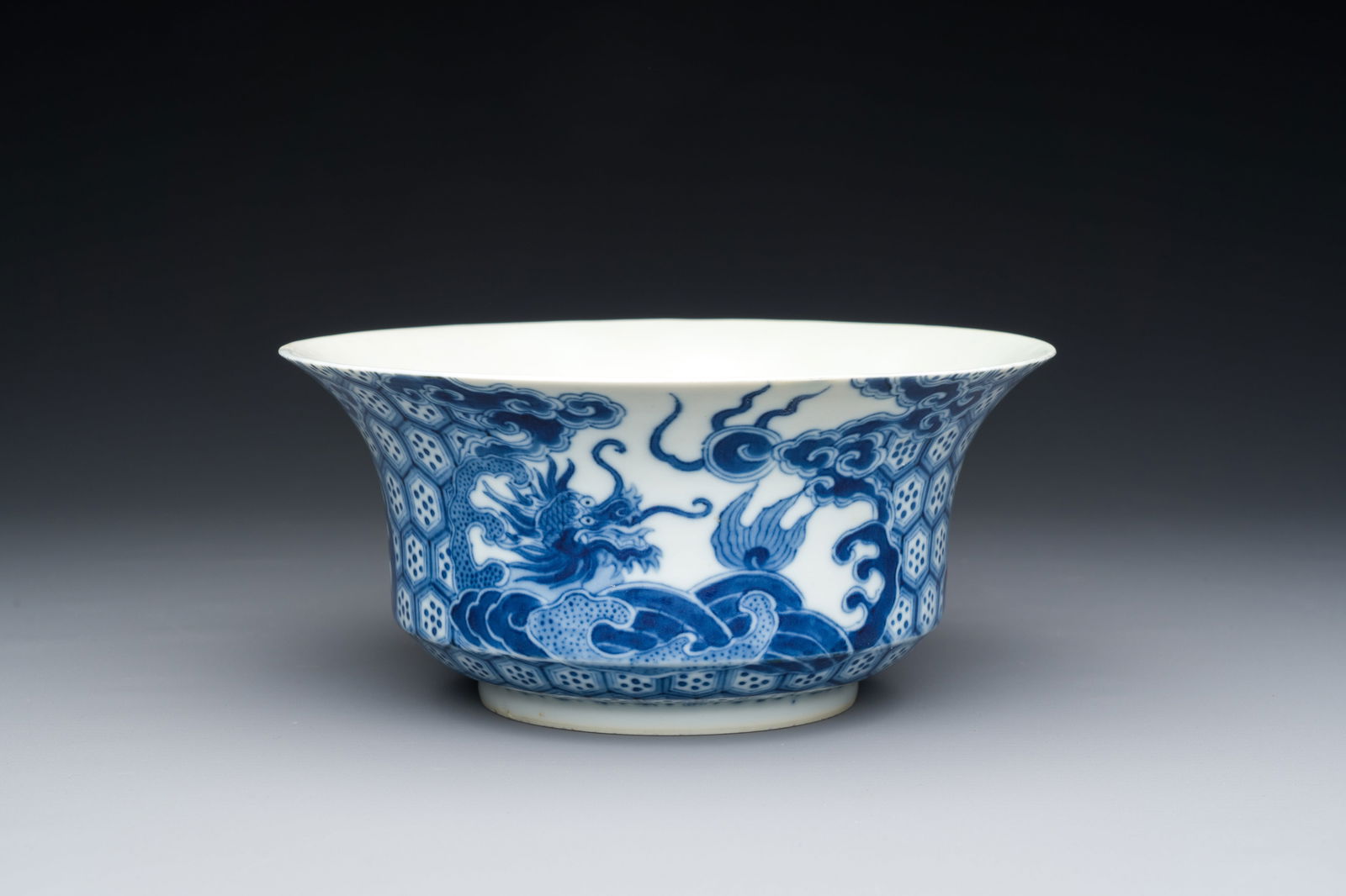 A Chinese blue and white 'Bleu de Hue' bowl for the Vietnamese market, 'dragon' mark, 19th C. (1 of 7)